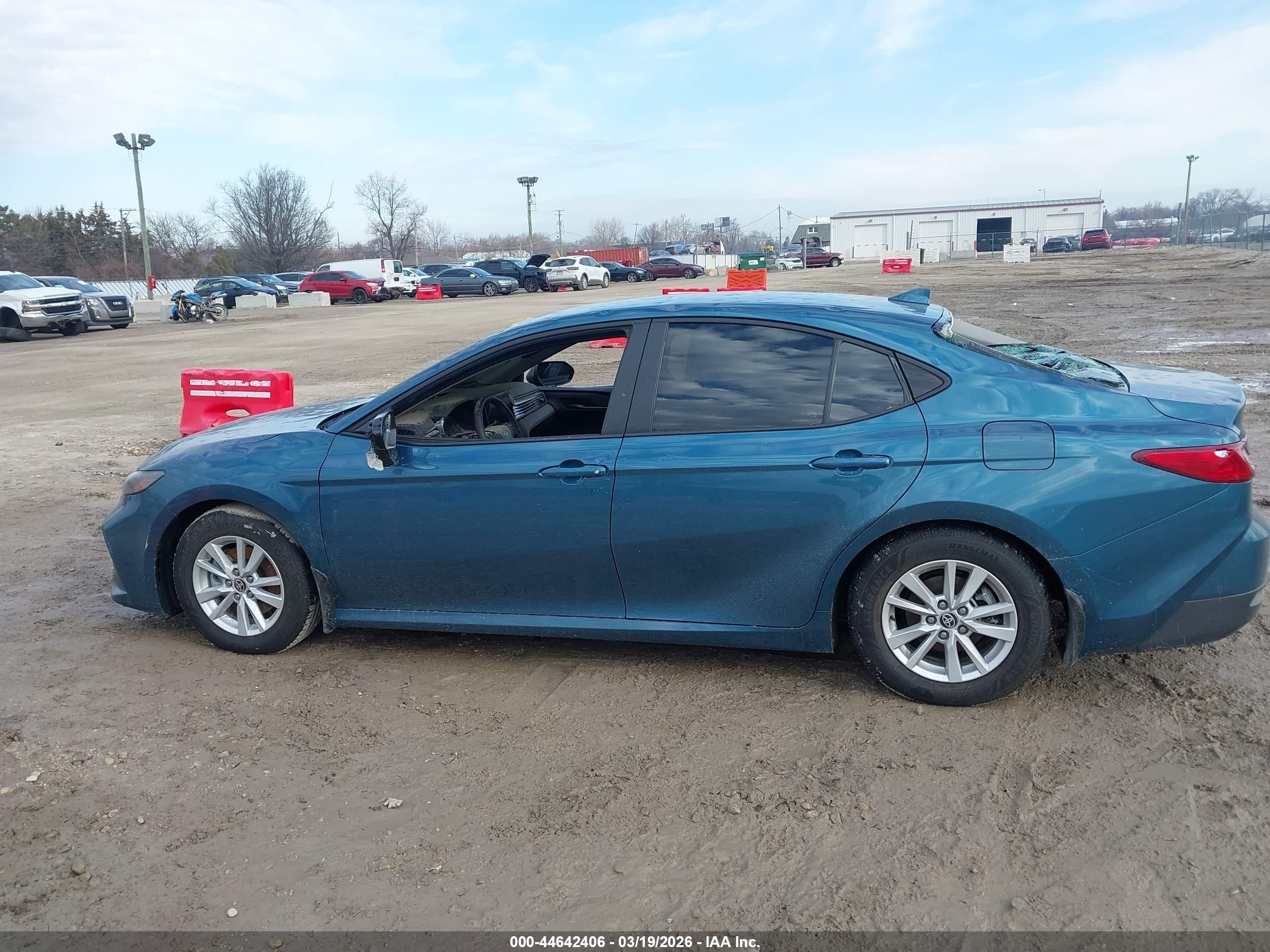 2026 Toyota Camry Le Blue vin: 4T1DAACK7TU231973