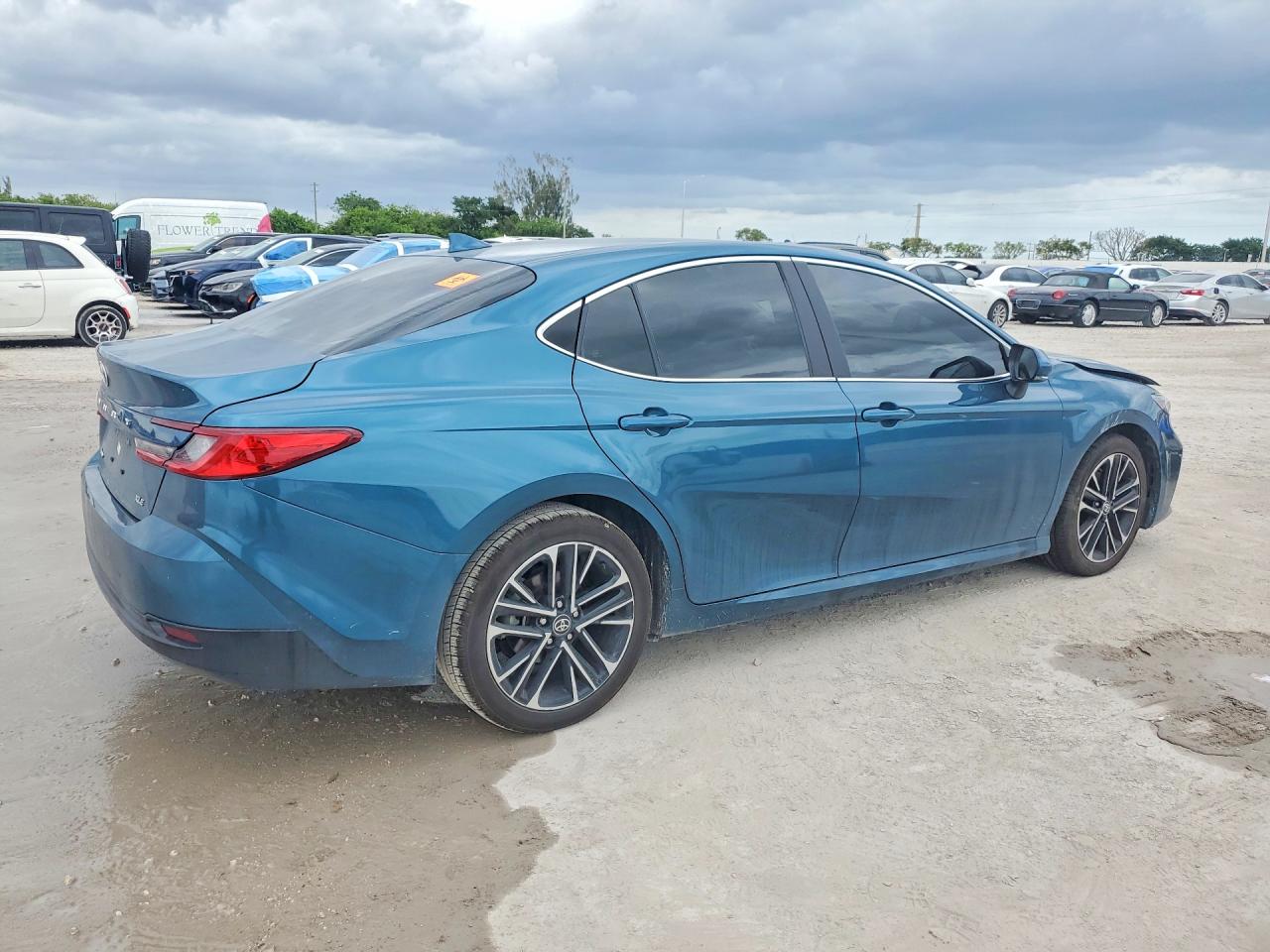 2025 Toyota Camry Xle Blue vin: 4T1DAACK8SU037726