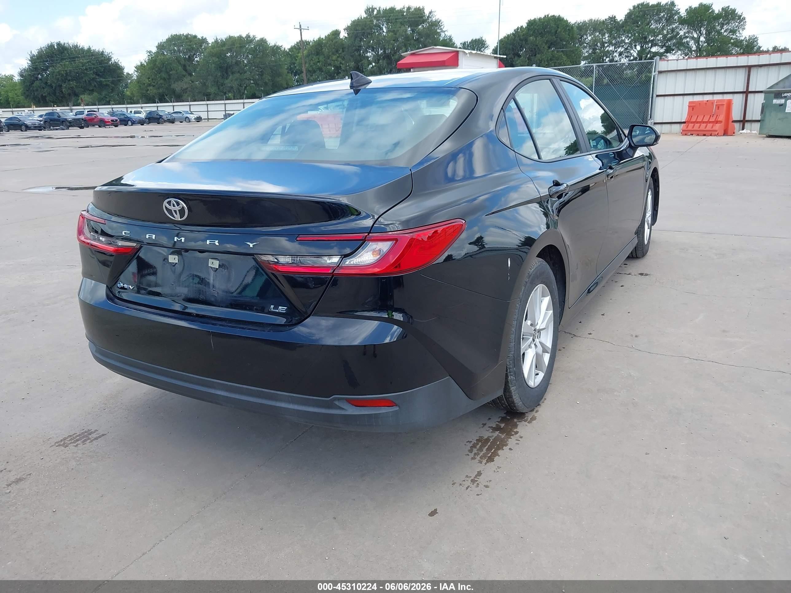 2026 Toyota Camry Le Black vin: 4T1DAACK9TU702781