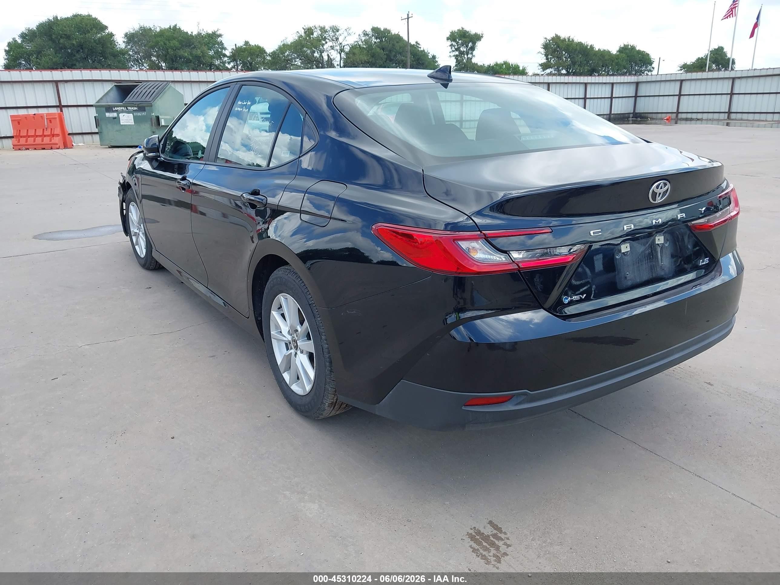 2026 Toyota Camry Le Black vin: 4T1DAACK9TU702781
