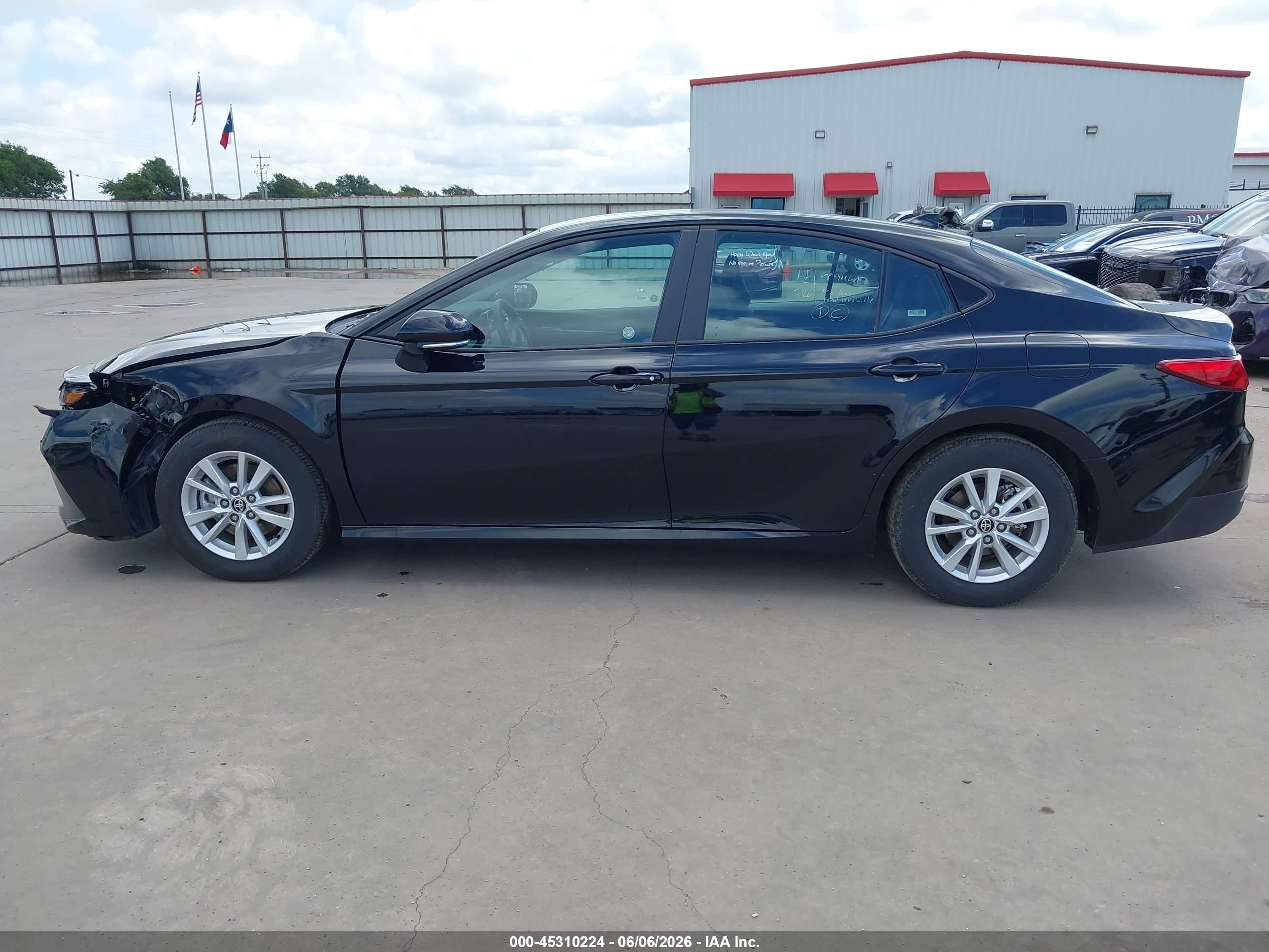 2026 Toyota Camry Le Black vin: 4T1DAACK9TU702781