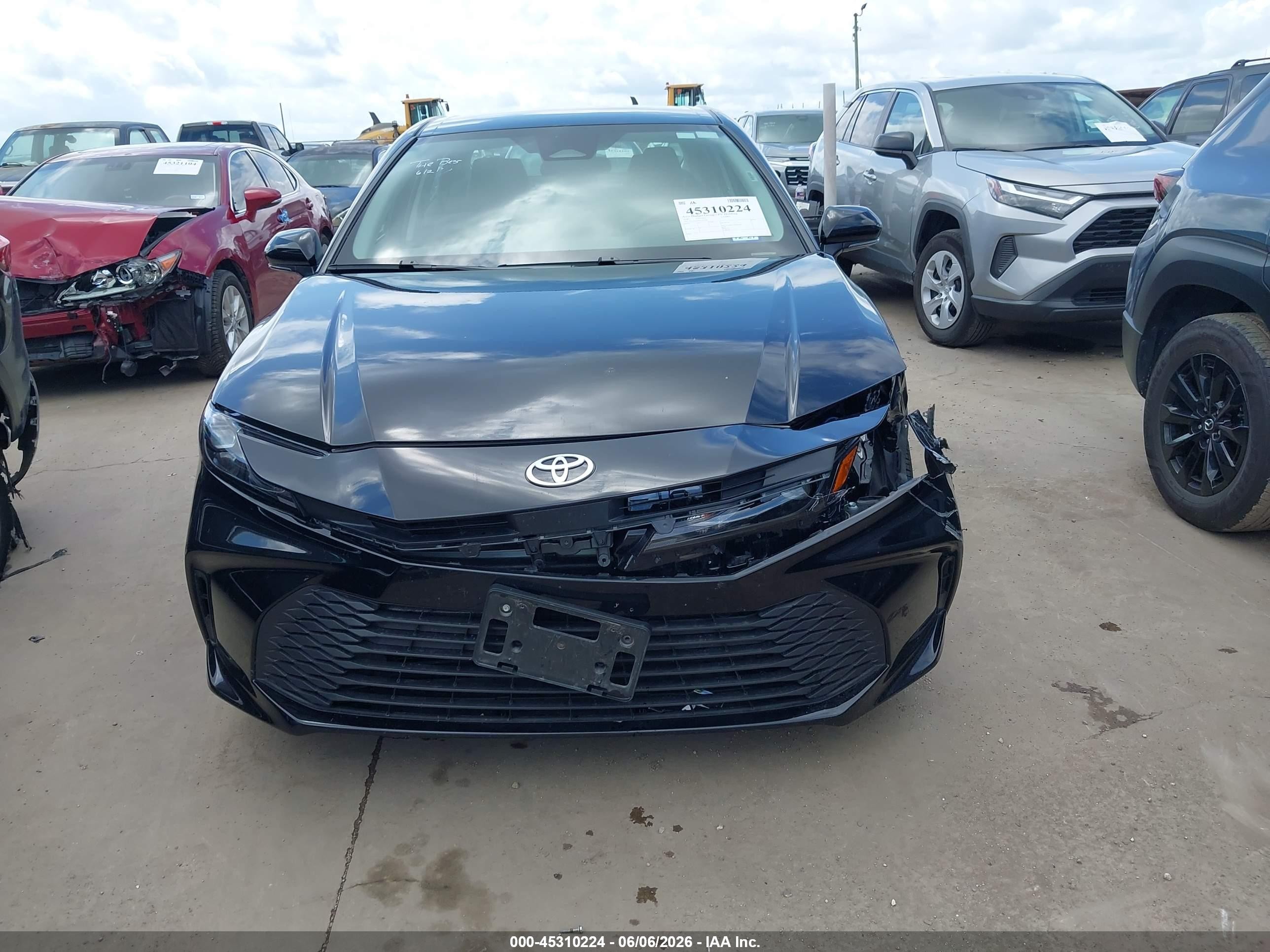 2026 Toyota Camry Le Black vin: 4T1DAACK9TU702781