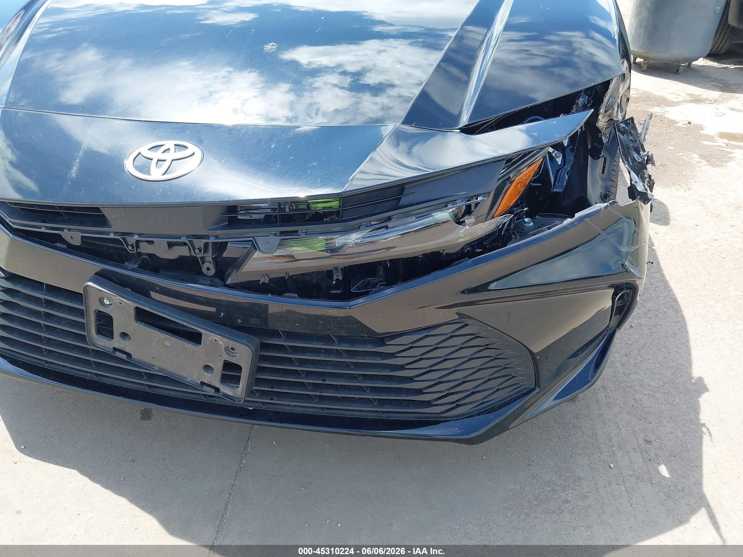 2026 Toyota Camry Le Black vin: 4T1DAACK9TU702781