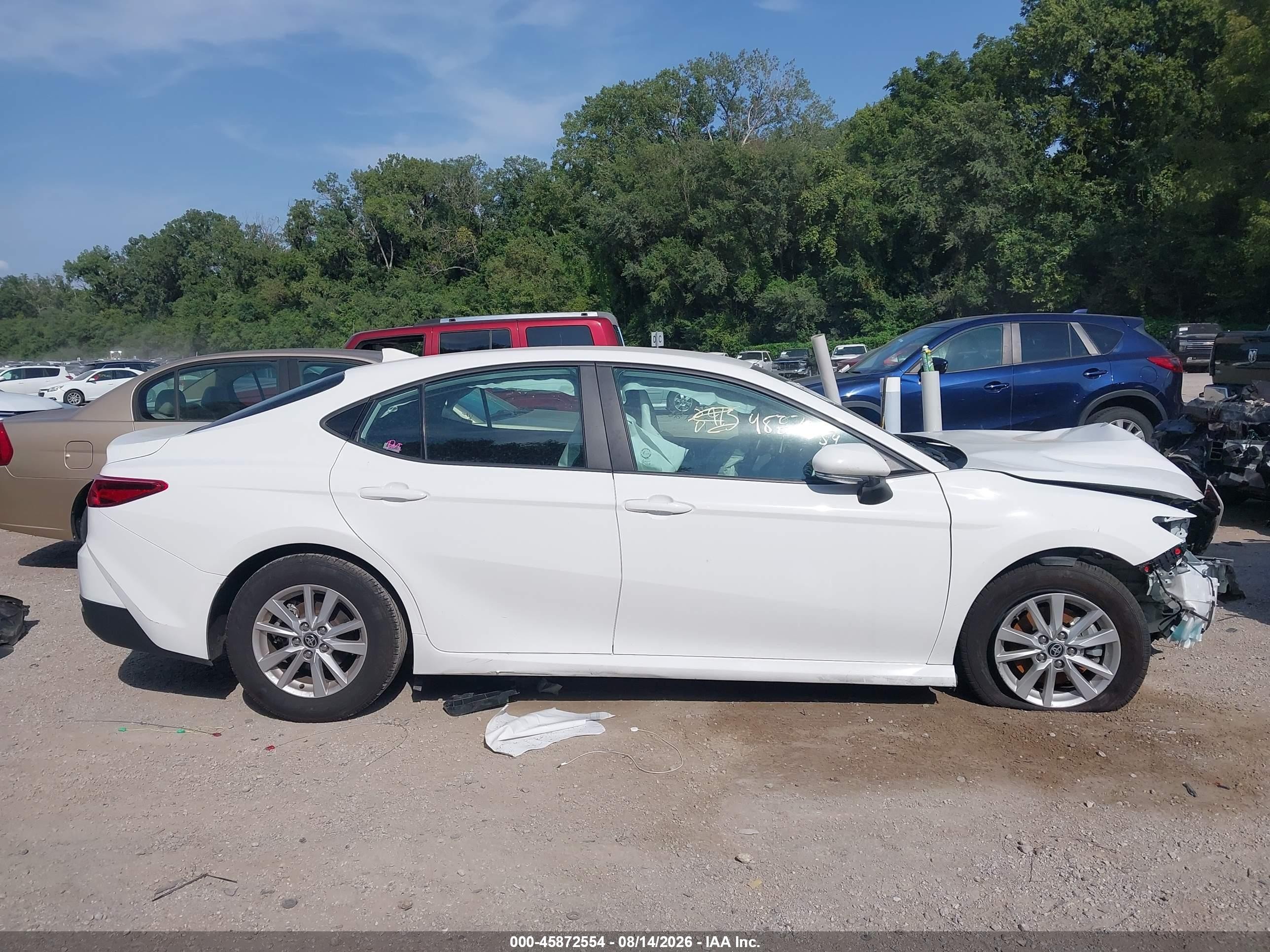 2025 Toyota Camry Le Белый vin: 4T1DAACKXSU058755