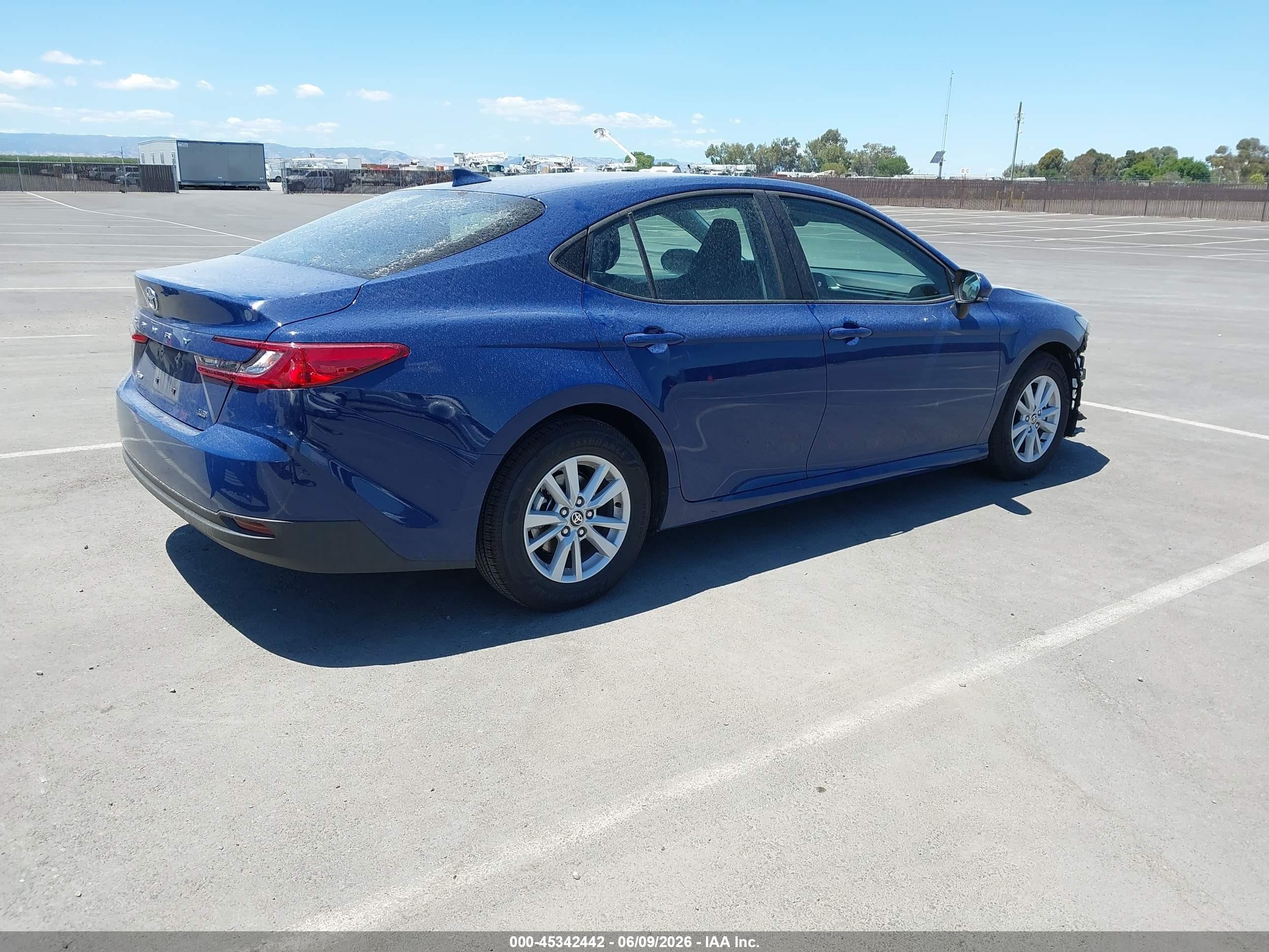 2026 Toyota Camry Le Синий vin: 4T1DAACKXTU279063