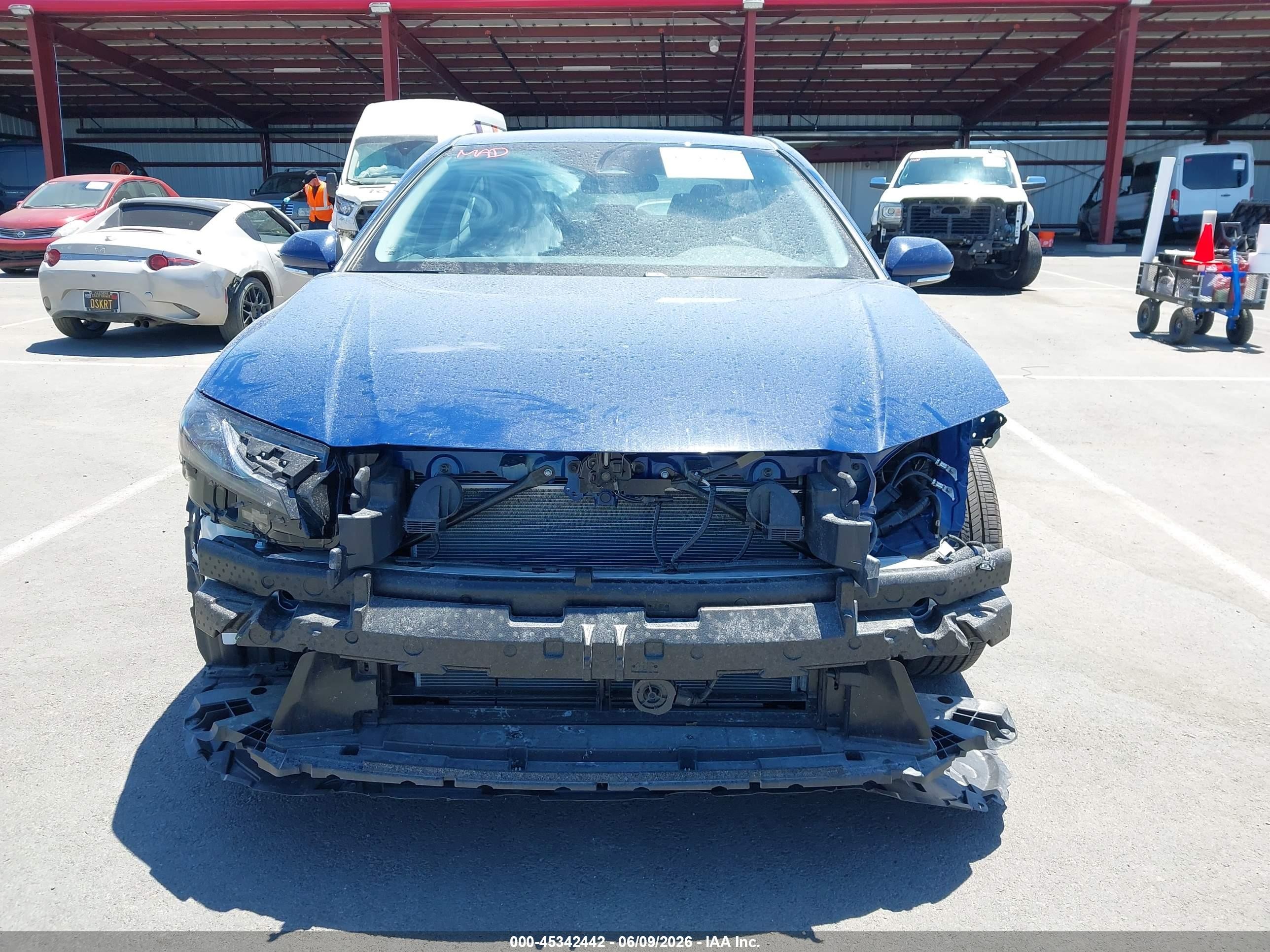2026 Toyota Camry Le Синий vin: 4T1DAACKXTU279063