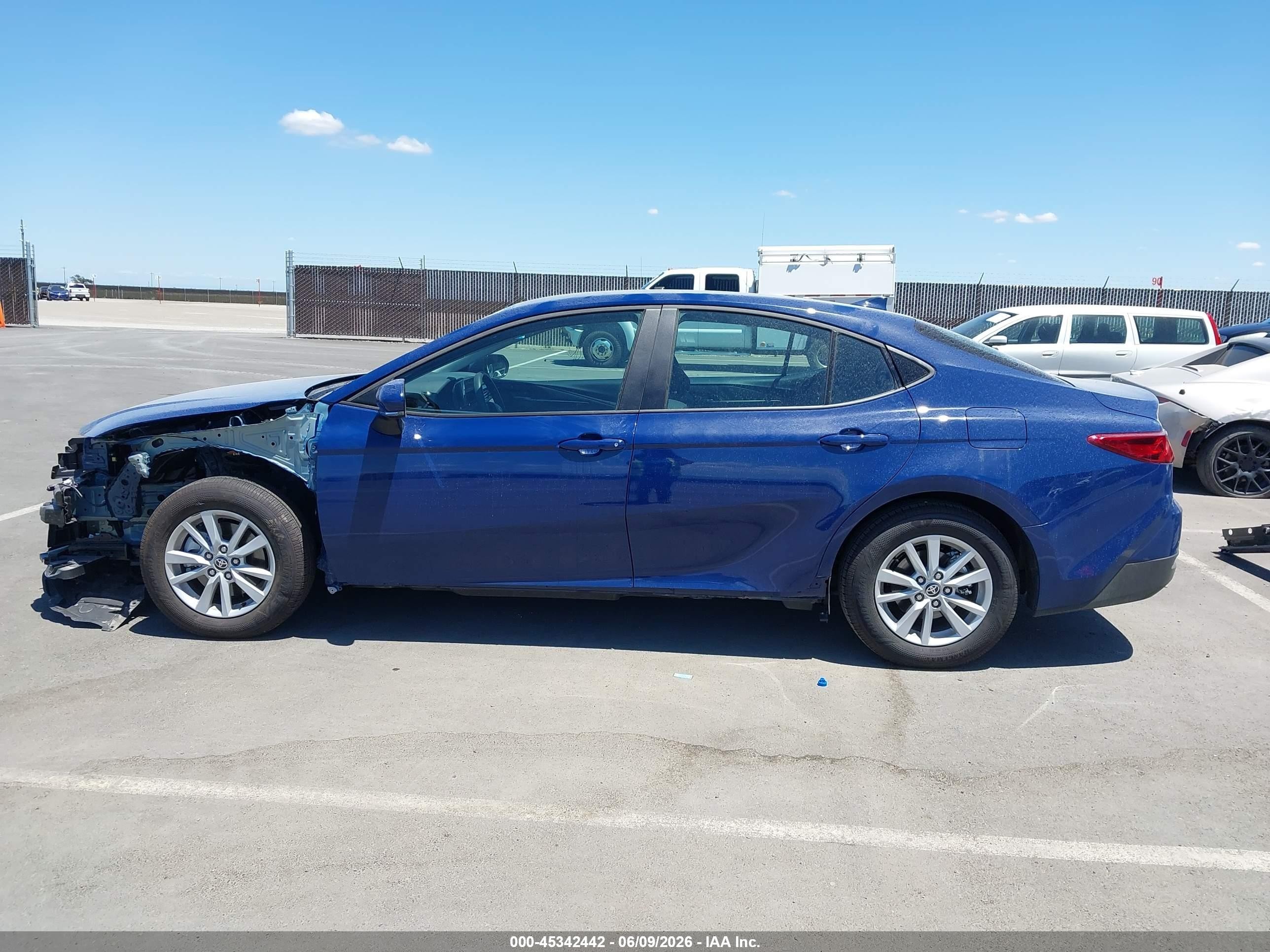 2026 Toyota Camry Le Синий vin: 4T1DAACKXTU279063