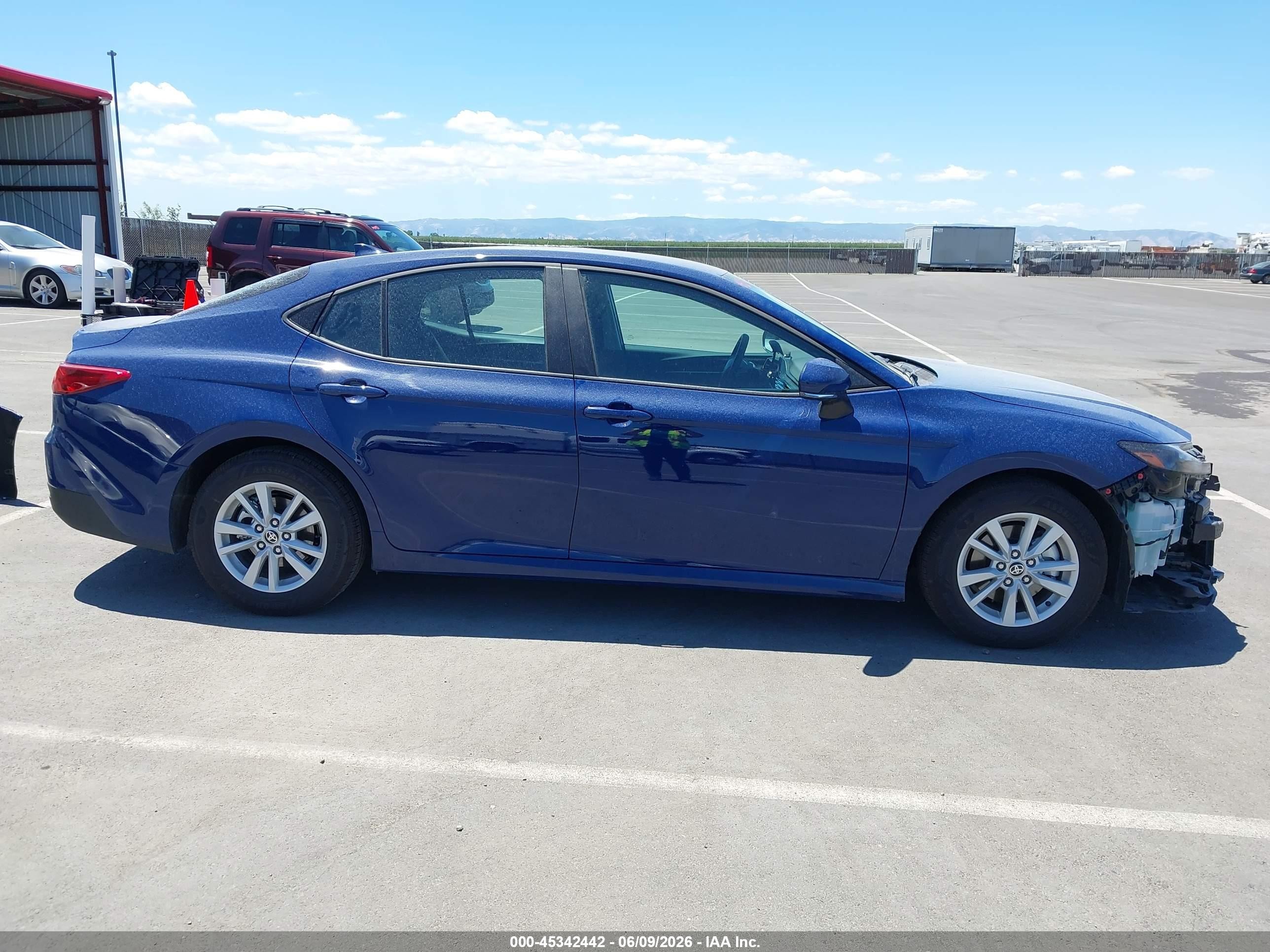 2026 Toyota Camry Le Синий vin: 4T1DAACKXTU279063