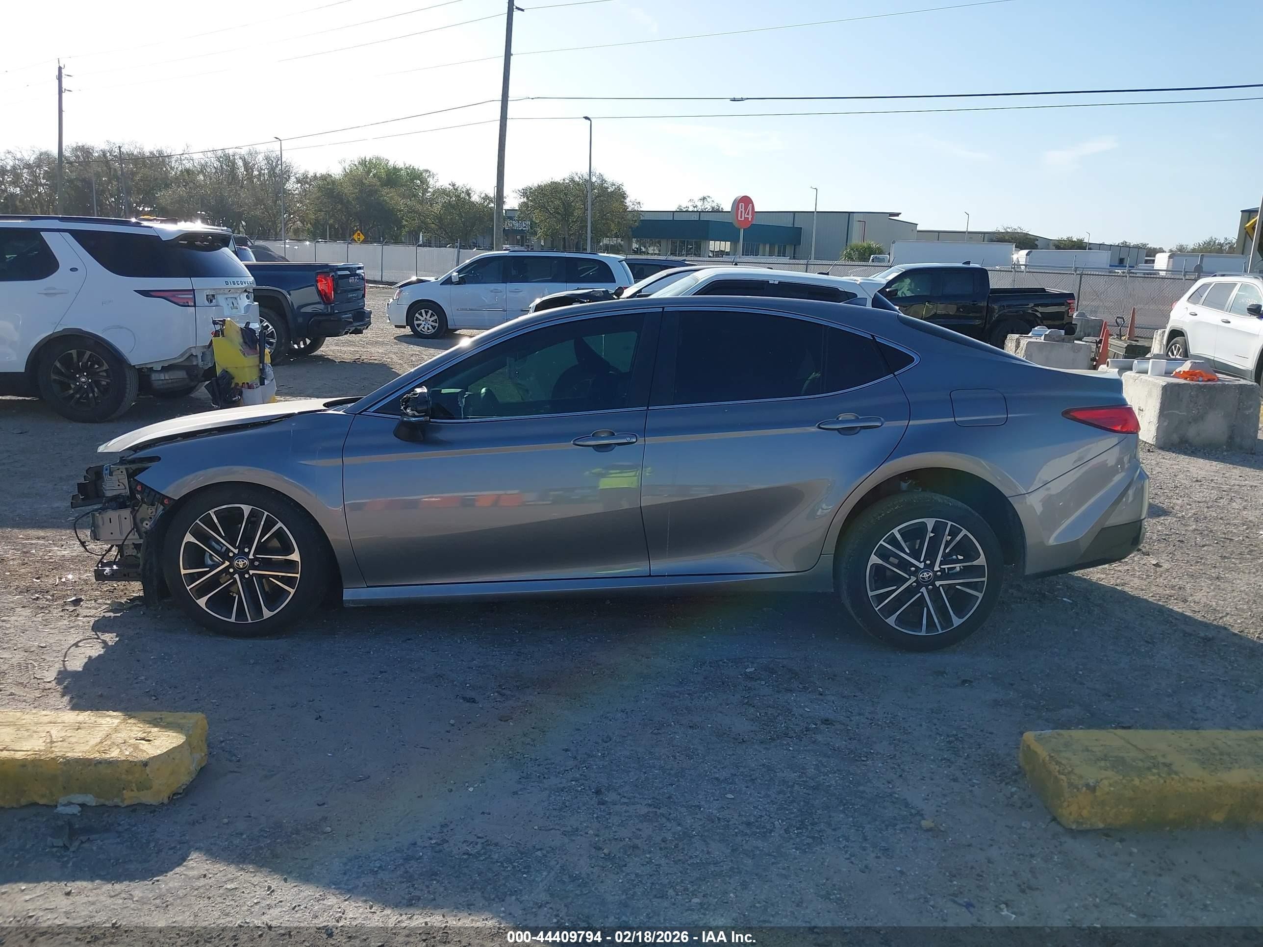 2026 Toyota Camry Xle Gray vin: 4T1DAACKXTU671881