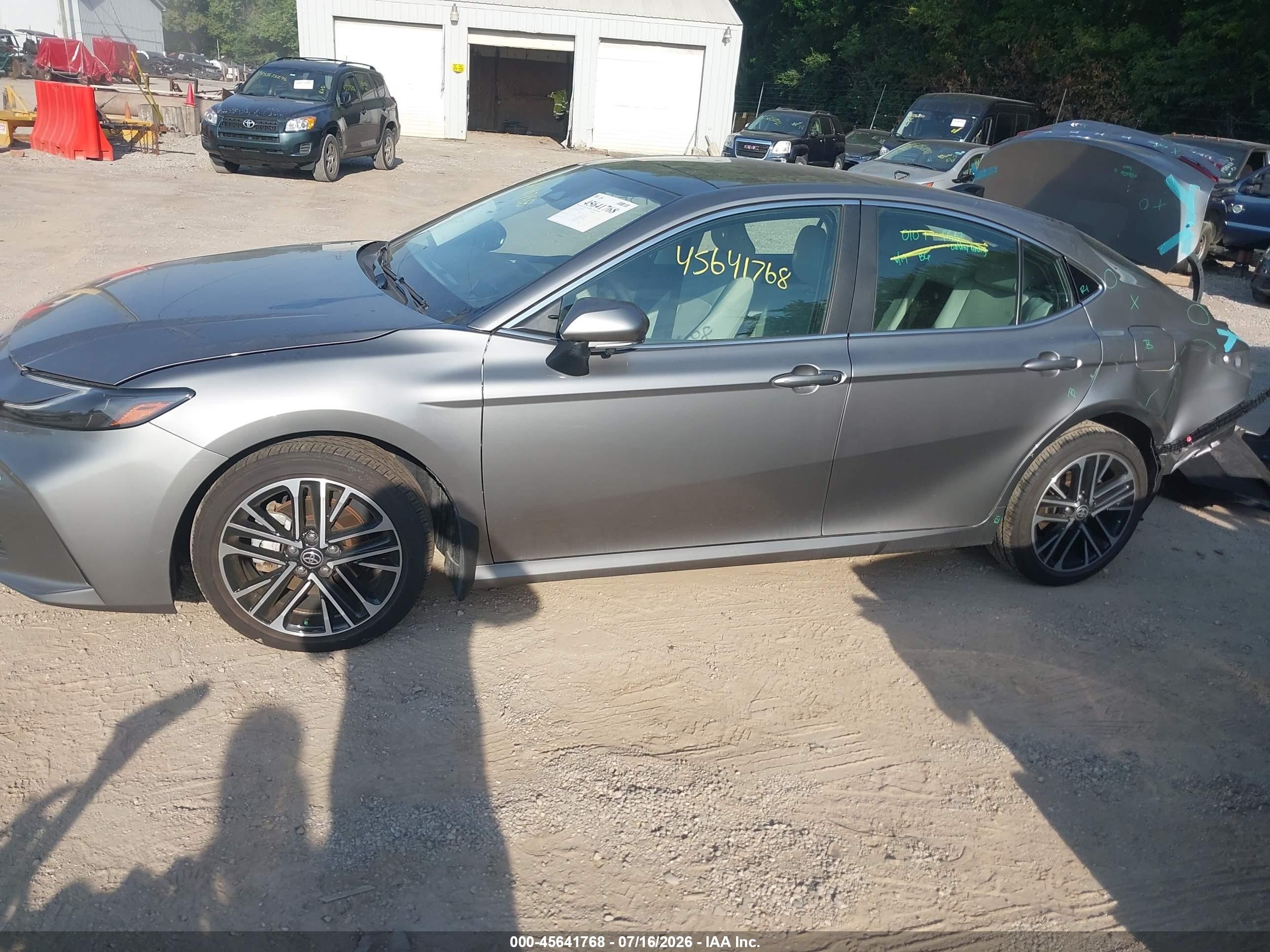 2025 Toyota Camry Xle Серебряный vin: 4T1DBADK8SU534626