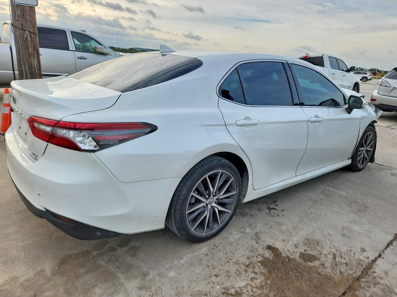 2021 Toyota Camry Xle White vin: 4T1F31AK3MU550598