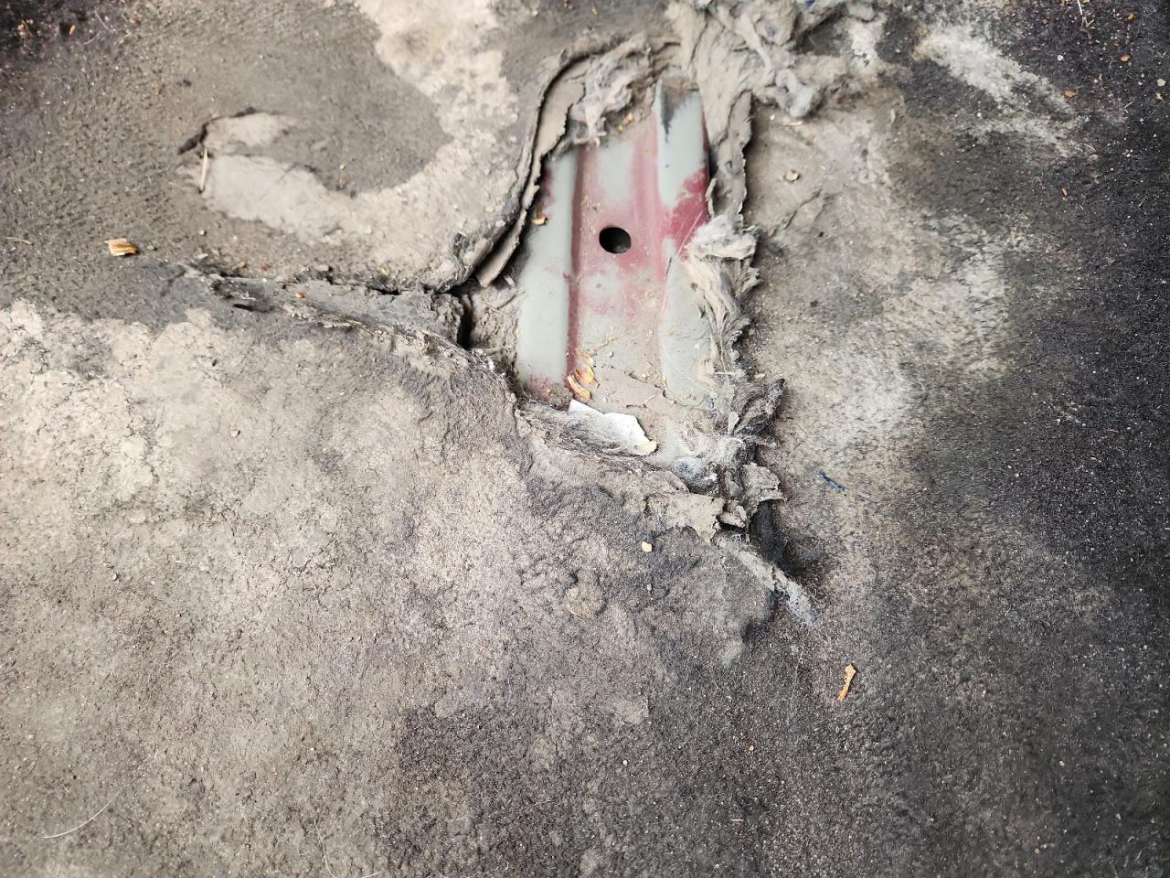 2020 Toyota Camry Le Темно-бордовый vin: 4T1L11AK7LU308243 Damage: Left Front Carpet, Torn, > 12 Inches