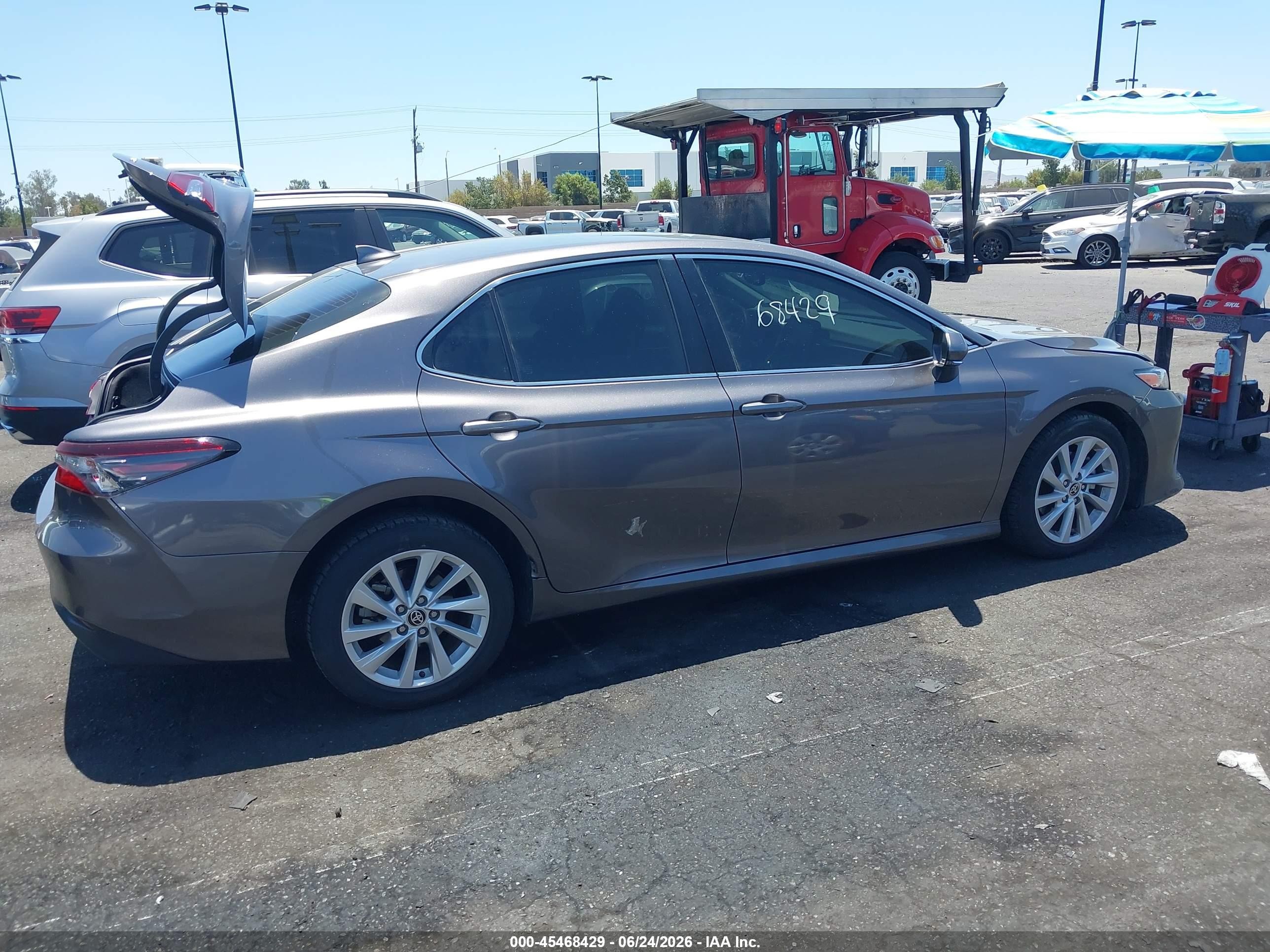 2021 Toyota Camry Le Gray vin: 4T1R11AK6MU610439
