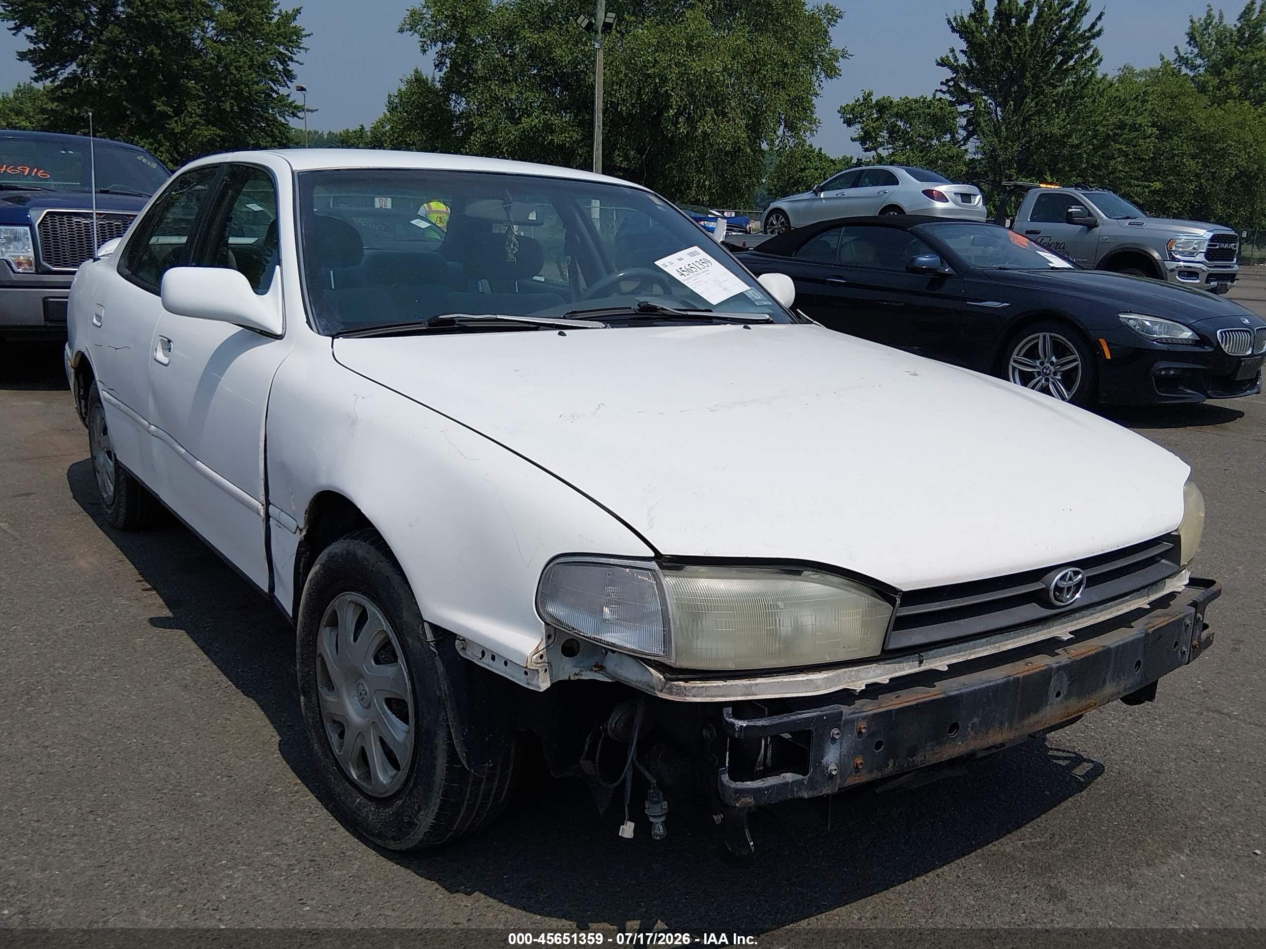 1992 Toyota Camry Le White vin: 4T1SK12E6NU024591