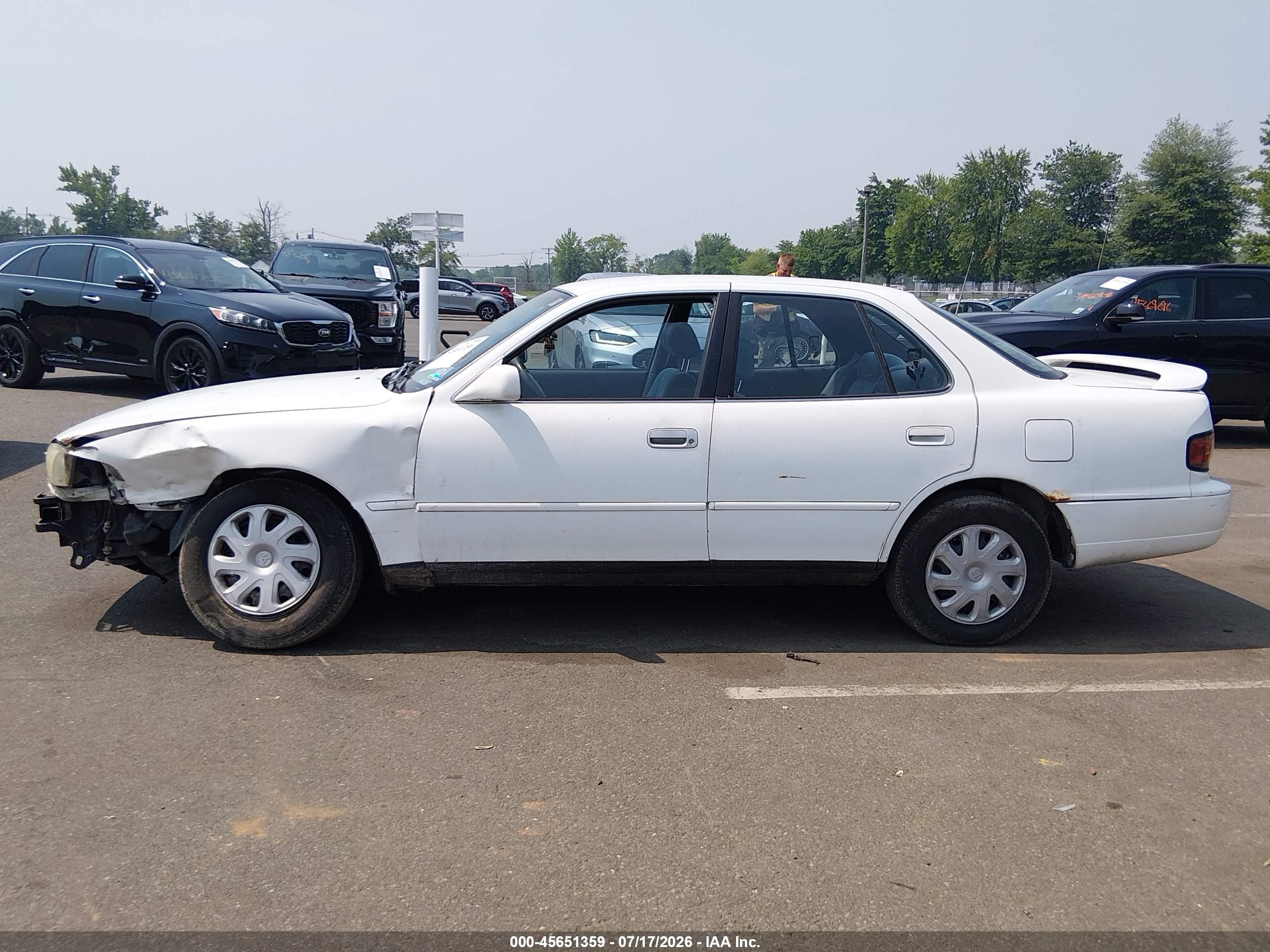1992 Toyota Camry Le White vin: 4T1SK12E6NU024591