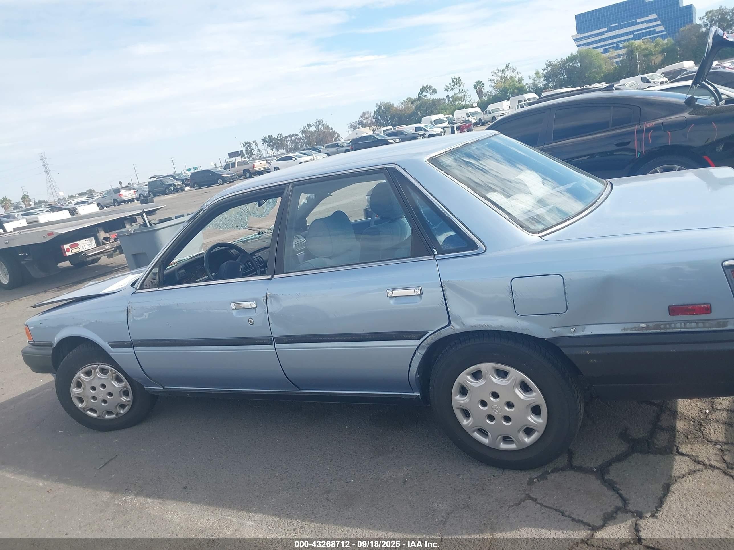 1990 Toyota Camry Dlx Blue vin: 4T1SV21E1LU112685