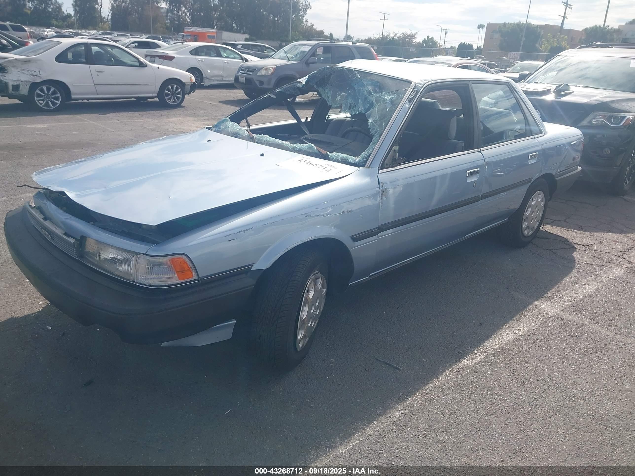 1990 Toyota Camry Dlx Blue vin: 4T1SV21E1LU112685