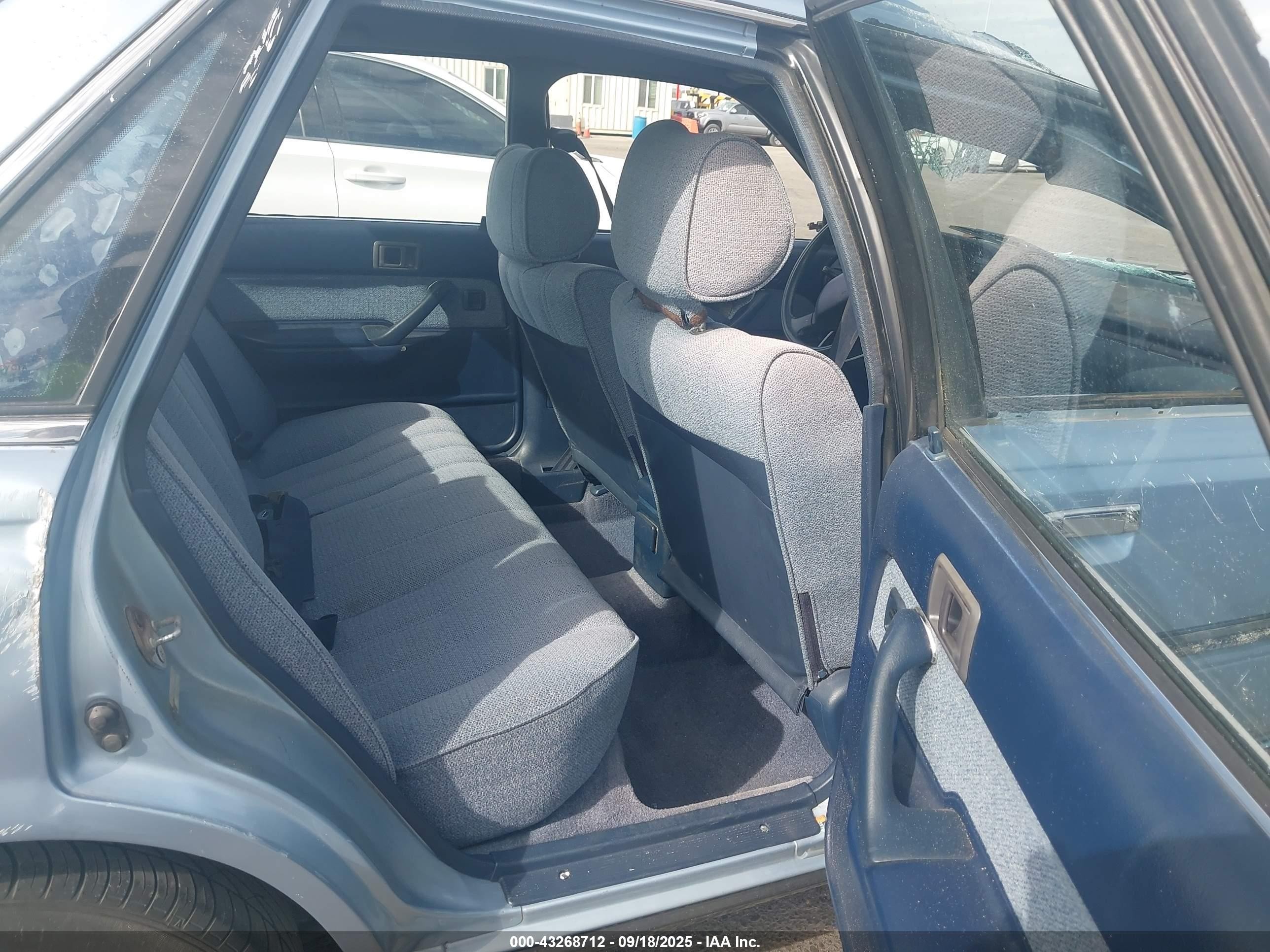 1990 Toyota Camry Dlx Blue vin: 4T1SV21E1LU112685