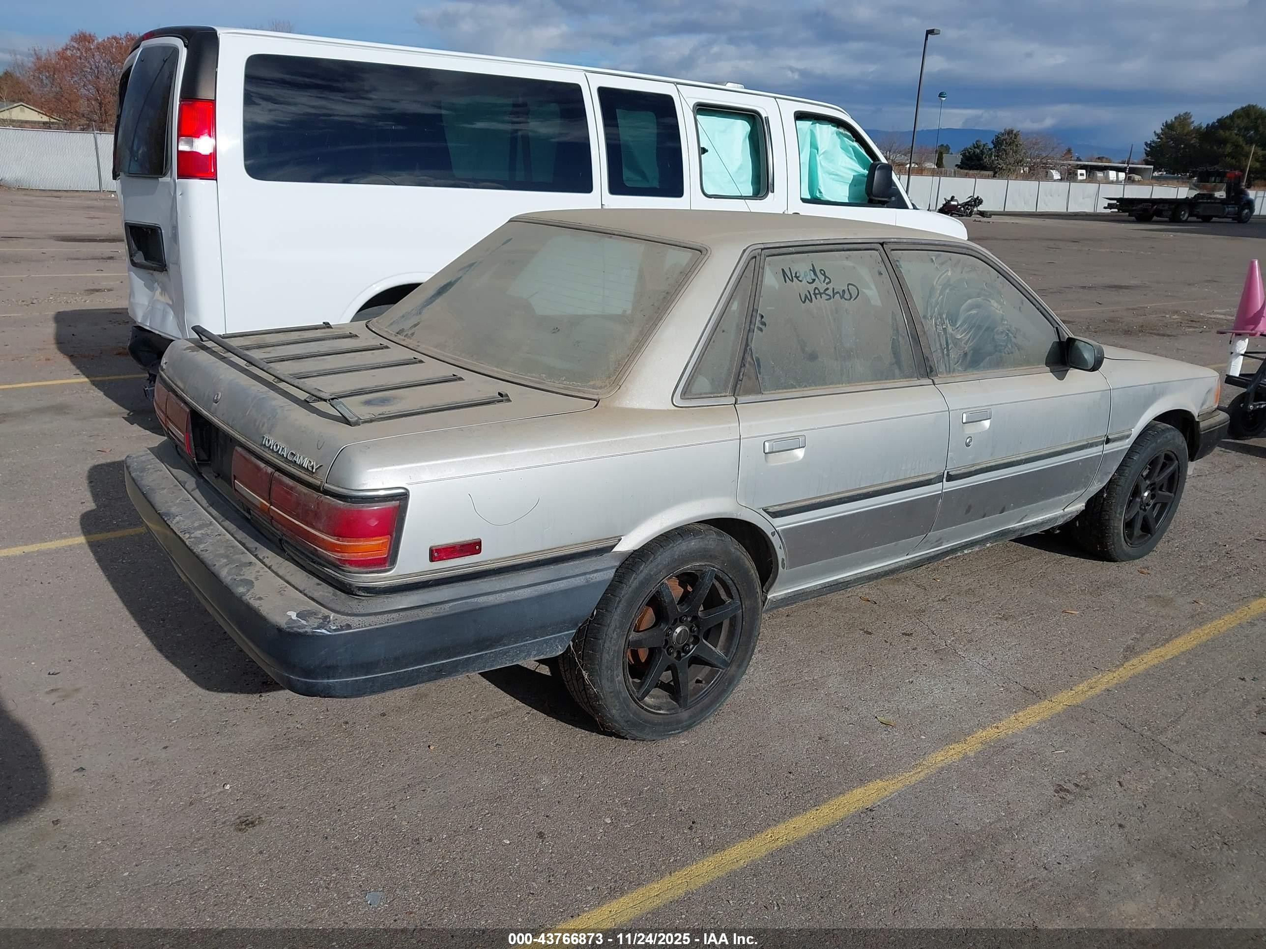 1991 Toyota Camry Dlx Silver vin: 4T1SV21E2MU334668
