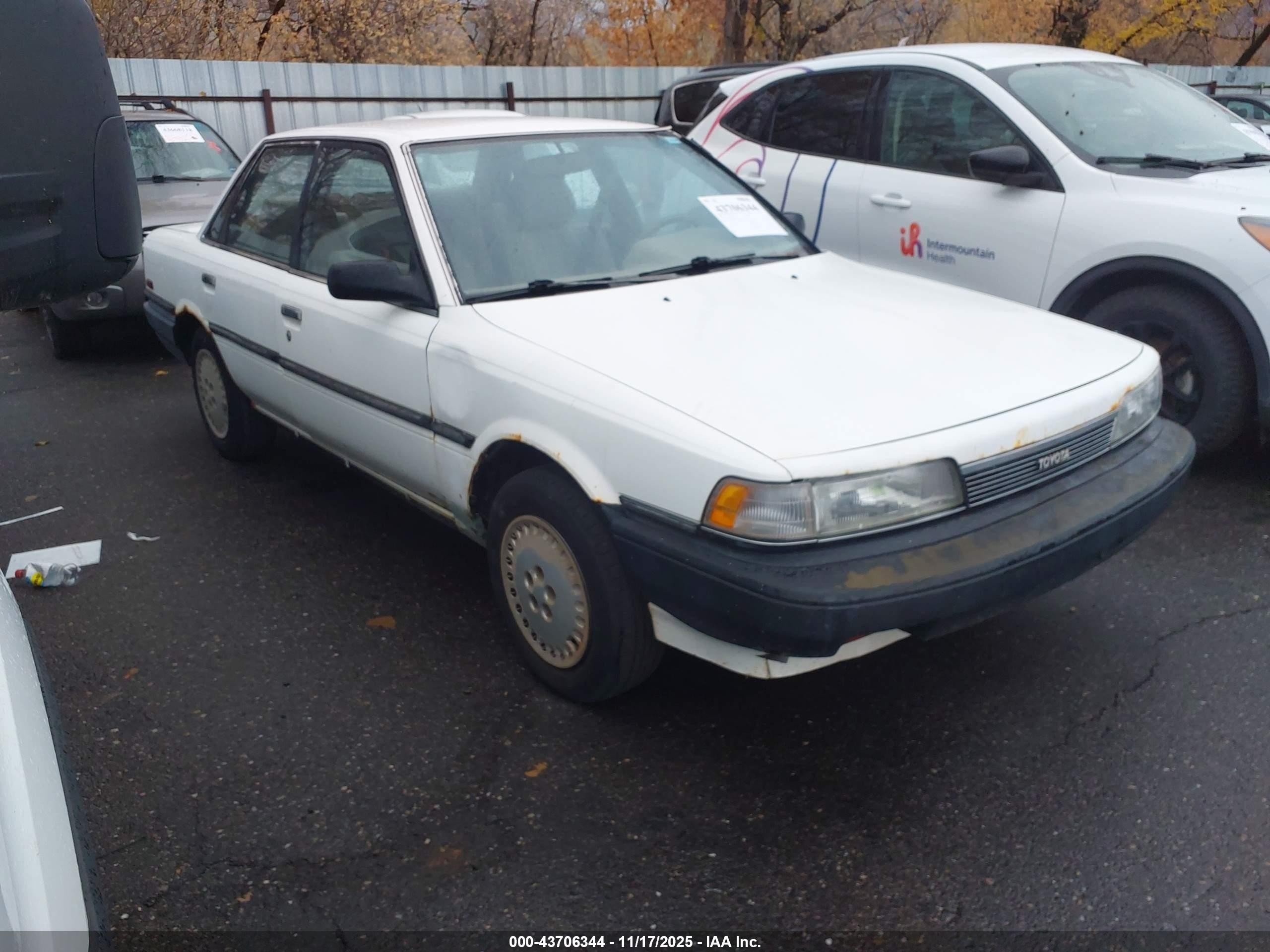 1990 Toyota Camry Dlx Белый vin: 4T1SV21E7LU171756