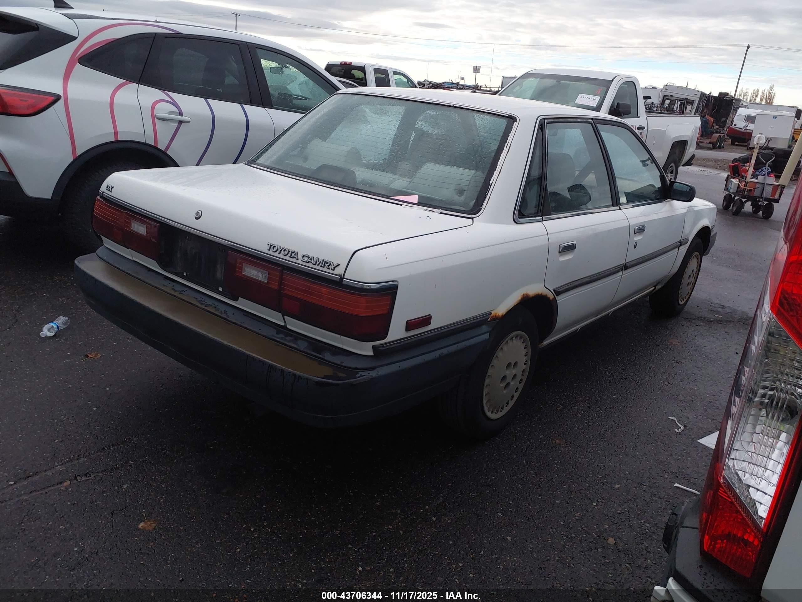1990 Toyota Camry Dlx Белый vin: 4T1SV21E7LU171756