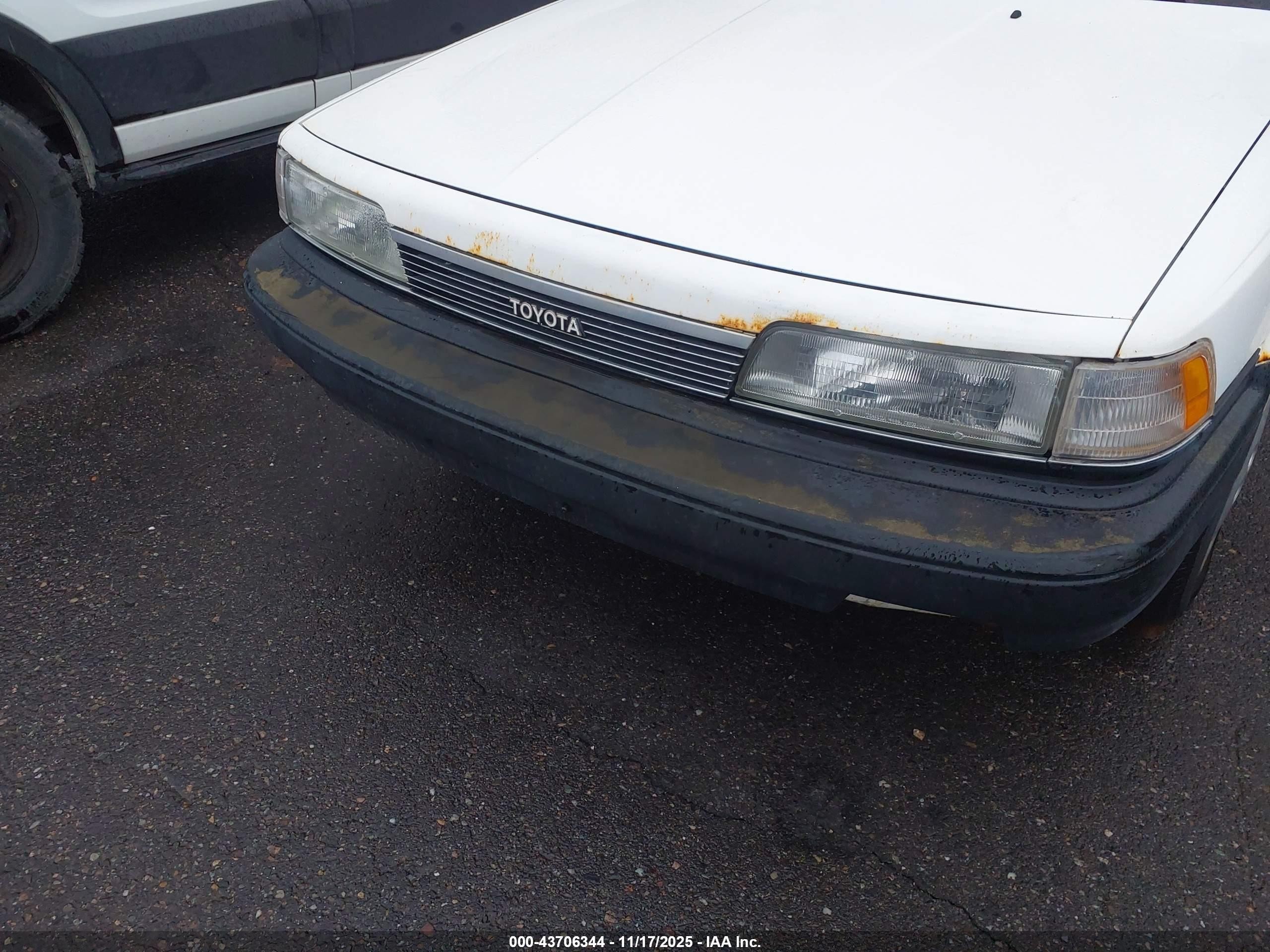 1990 Toyota Camry Dlx Белый vin: 4T1SV21E7LU171756