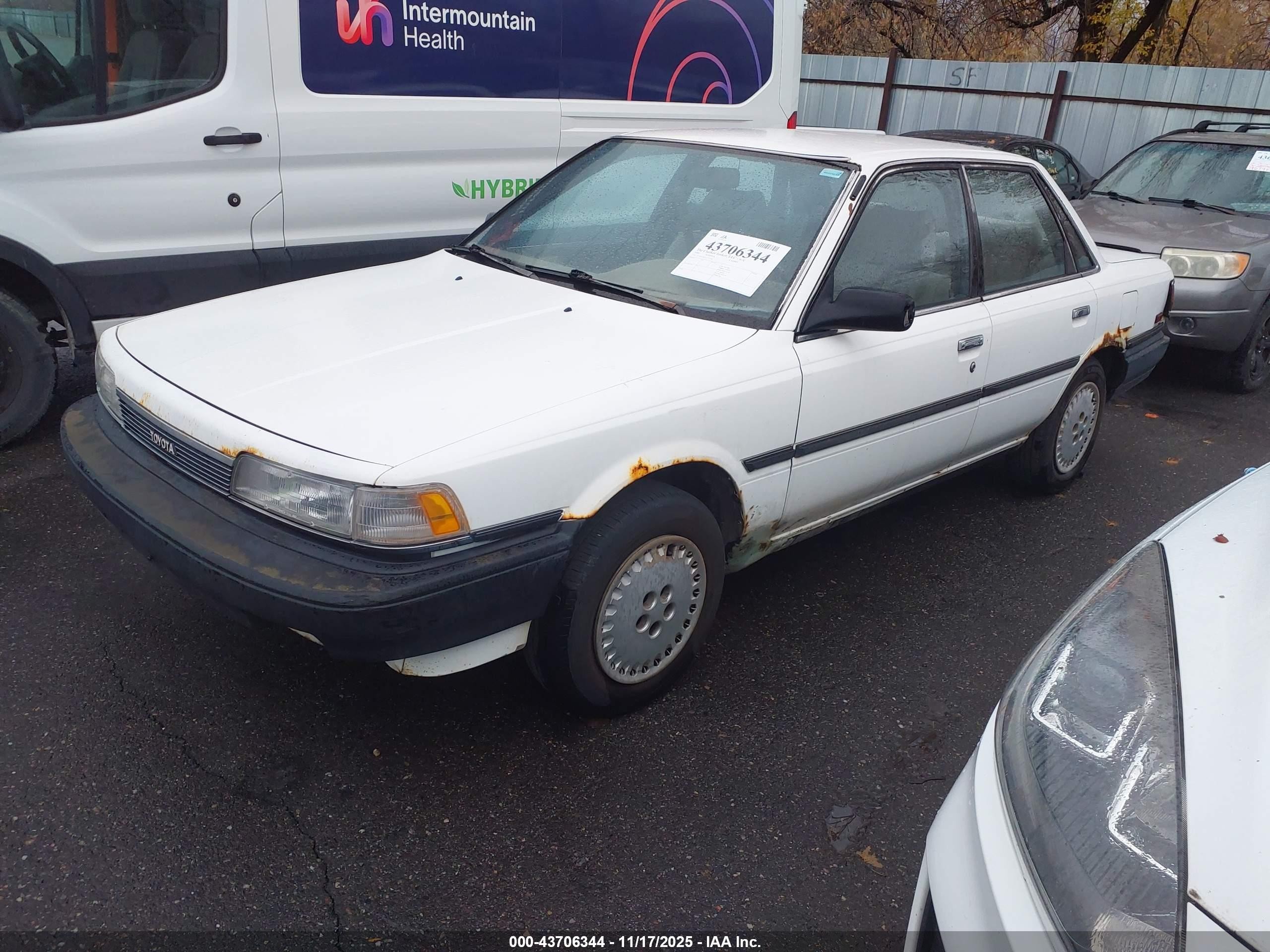 1990 Toyota Camry Dlx Белый vin: 4T1SV21E7LU171756