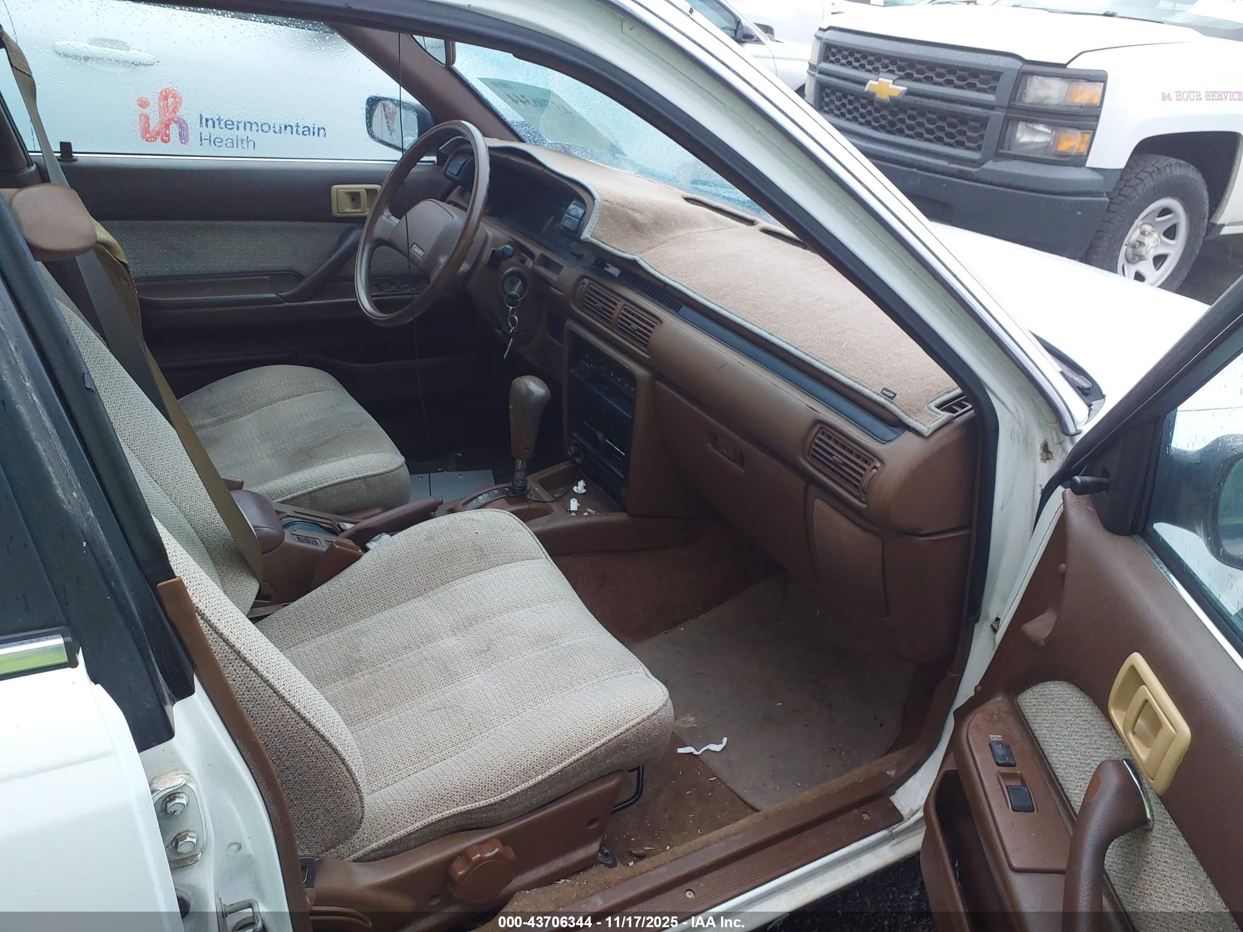 1990 Toyota Camry Dlx Белый vin: 4T1SV21E7LU171756