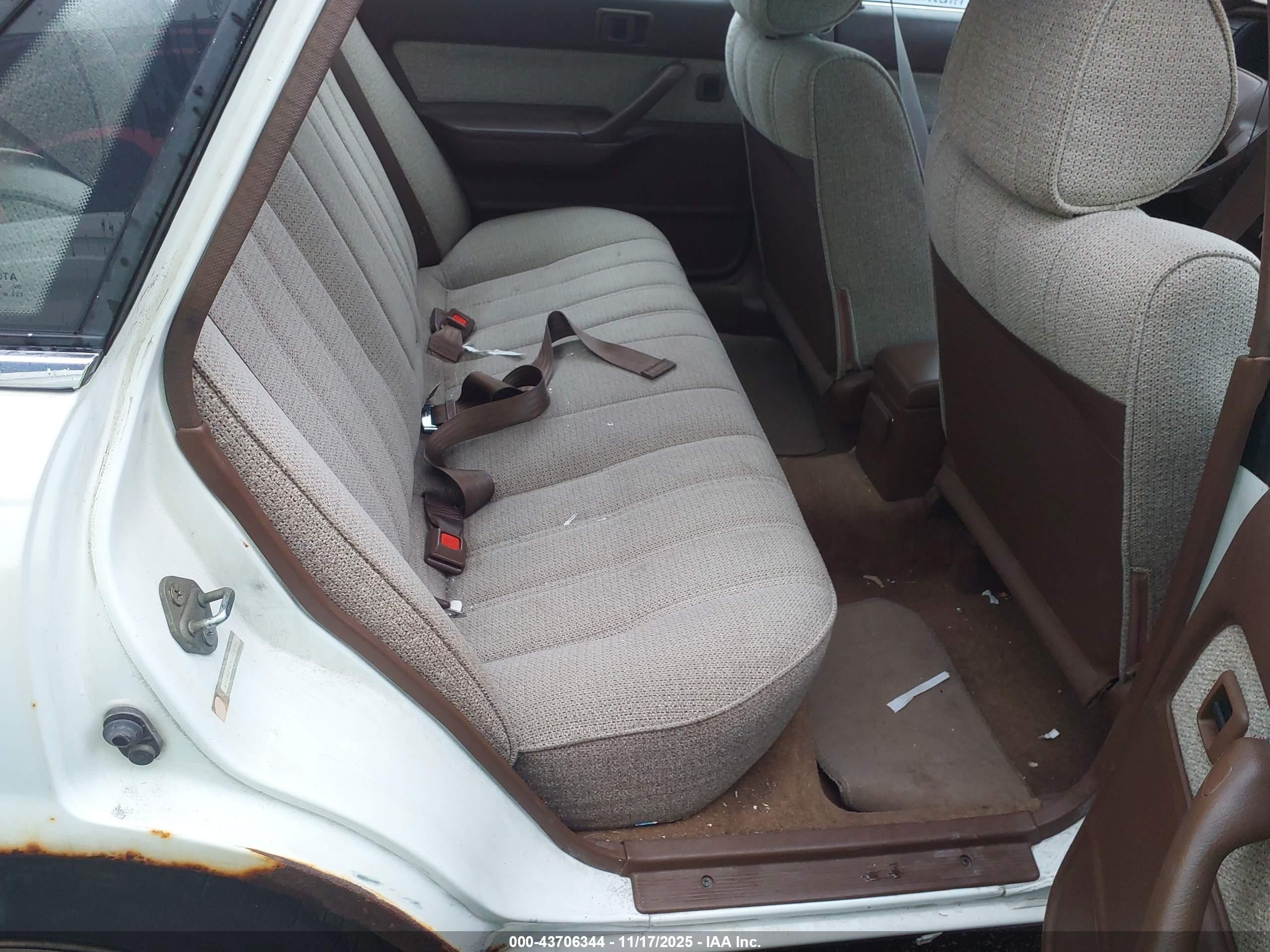 1990 Toyota Camry Dlx Белый vin: 4T1SV21E7LU171756