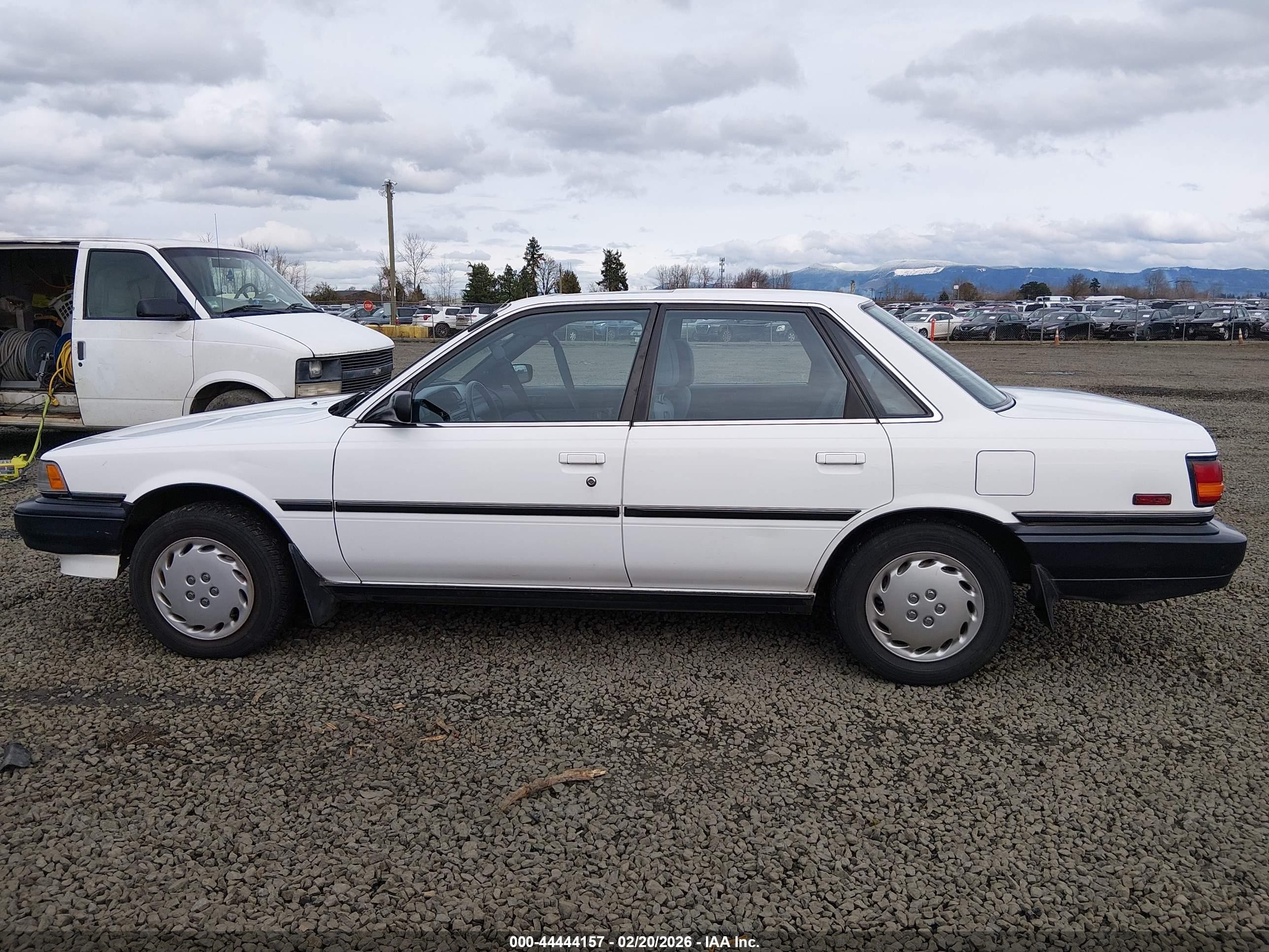 1990 Toyota Camry Dlx White vin: 4T1SV21EXLU247471