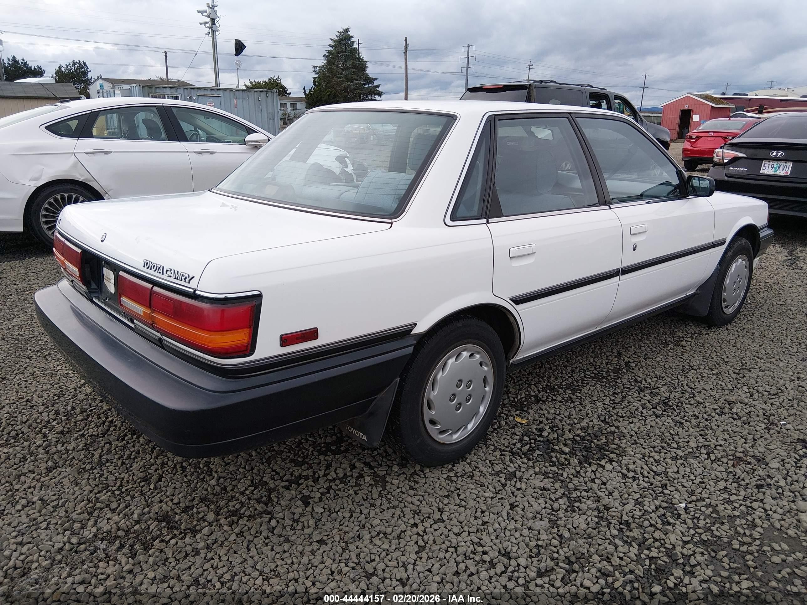 1990 Toyota Camry Dlx White vin: 4T1SV21EXLU247471