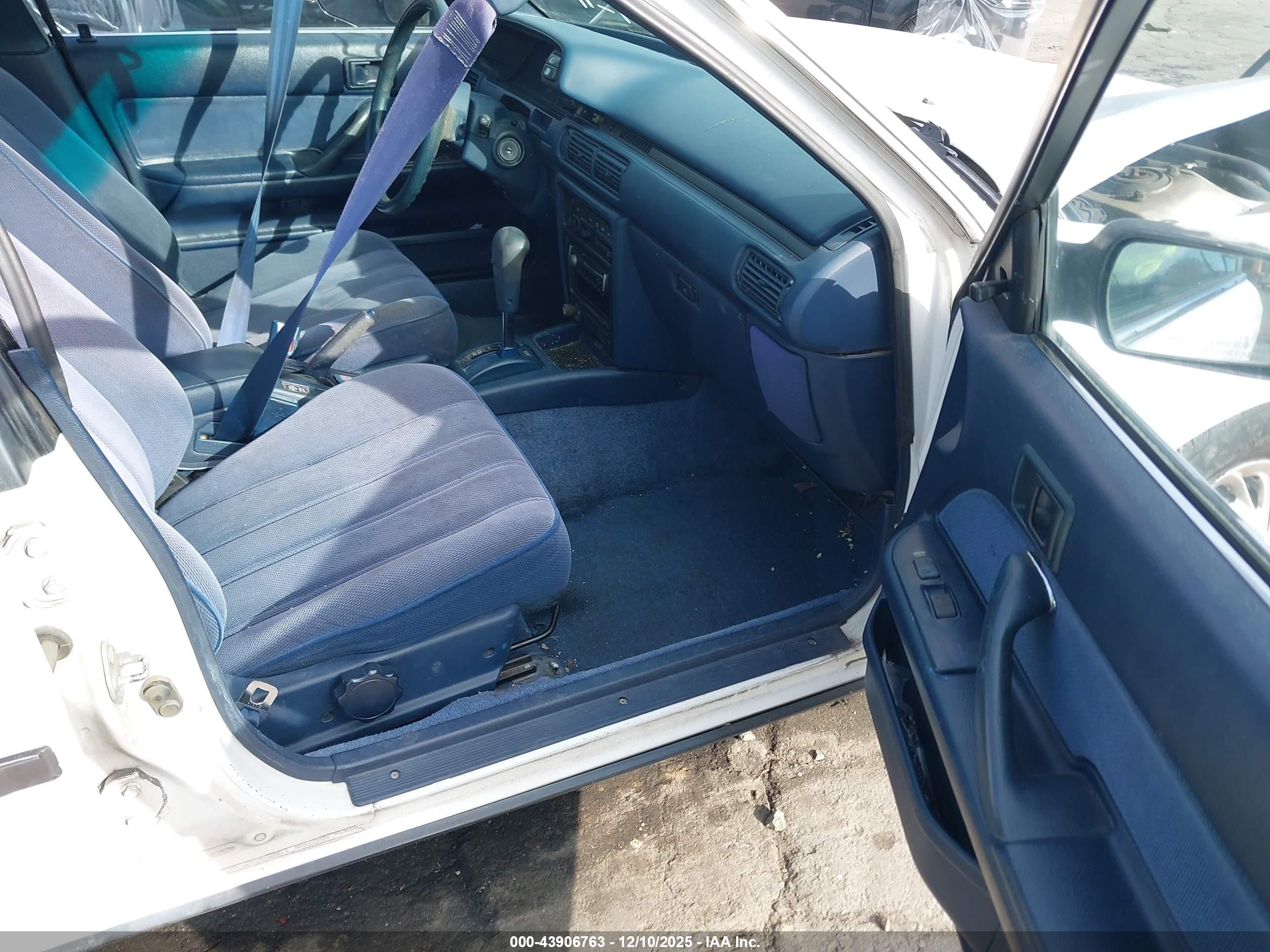 1991 Toyota Camry Dlx White vin: 4T1SV21EXMU335440