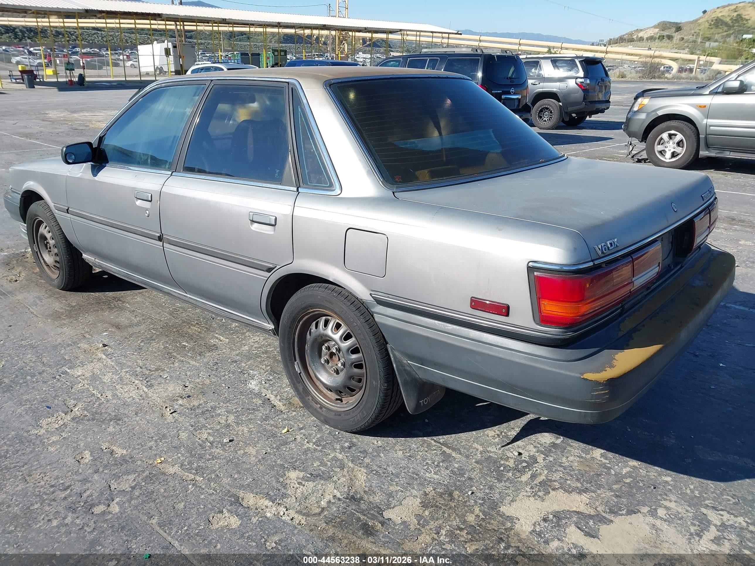 1990 Toyota Camry Dlx Серый vin: 4T1VV21E1LU028296