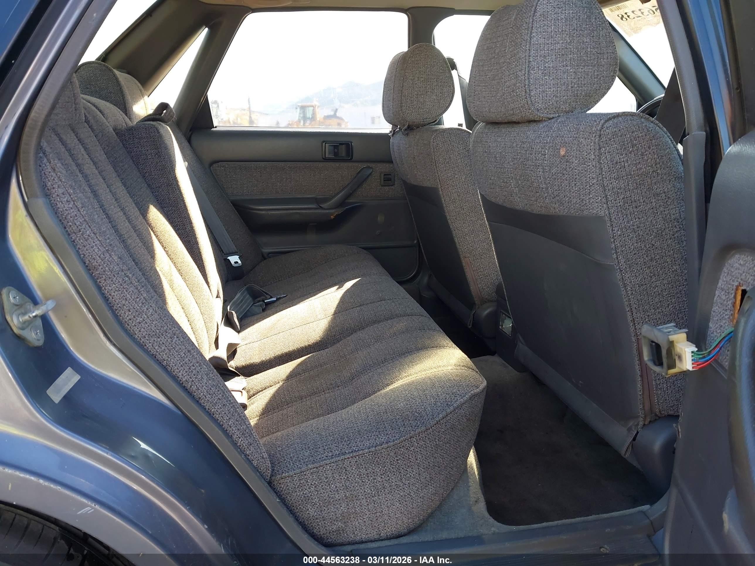 1990 Toyota Camry Dlx Серый vin: 4T1VV21E1LU028296