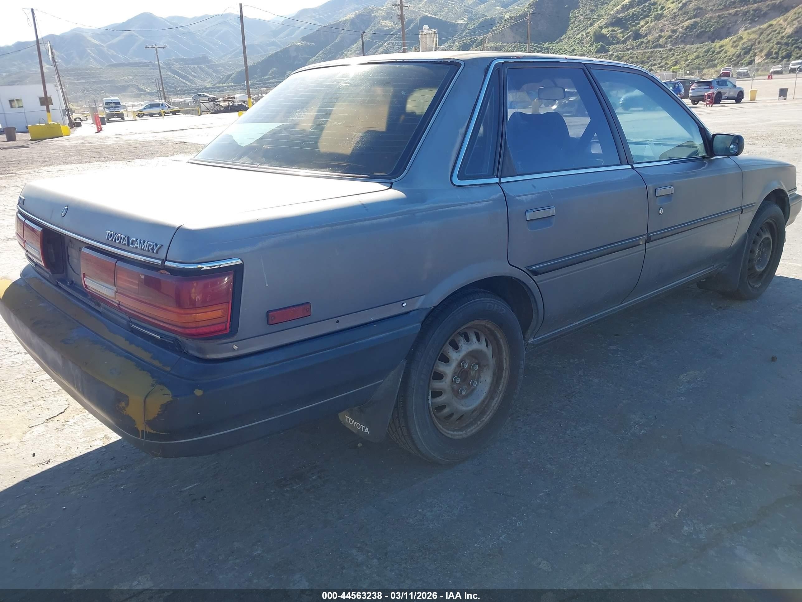 1990 Toyota Camry Dlx Серый vin: 4T1VV21E1LU028296