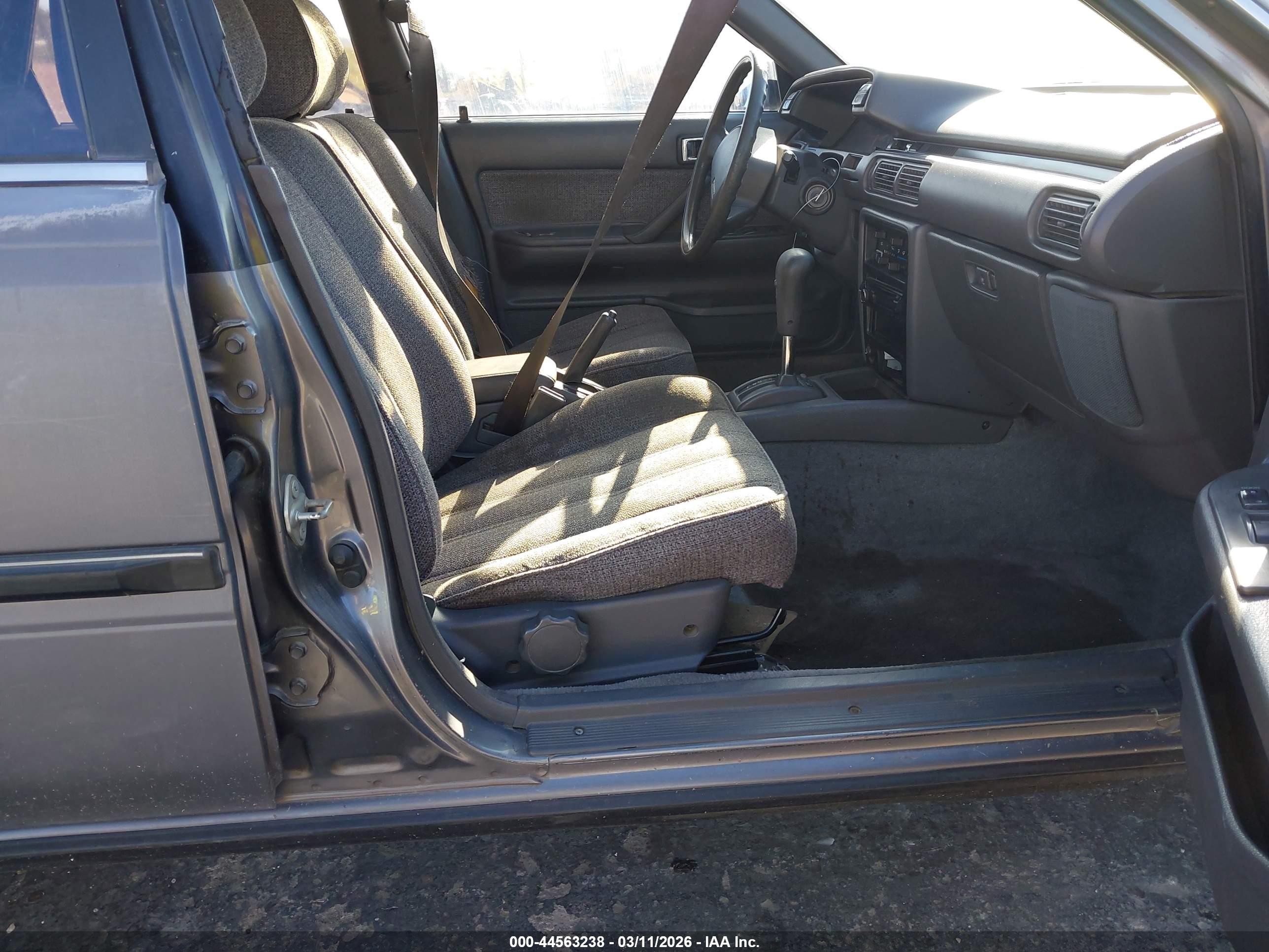 1990 Toyota Camry Dlx Серый vin: 4T1VV21E1LU028296