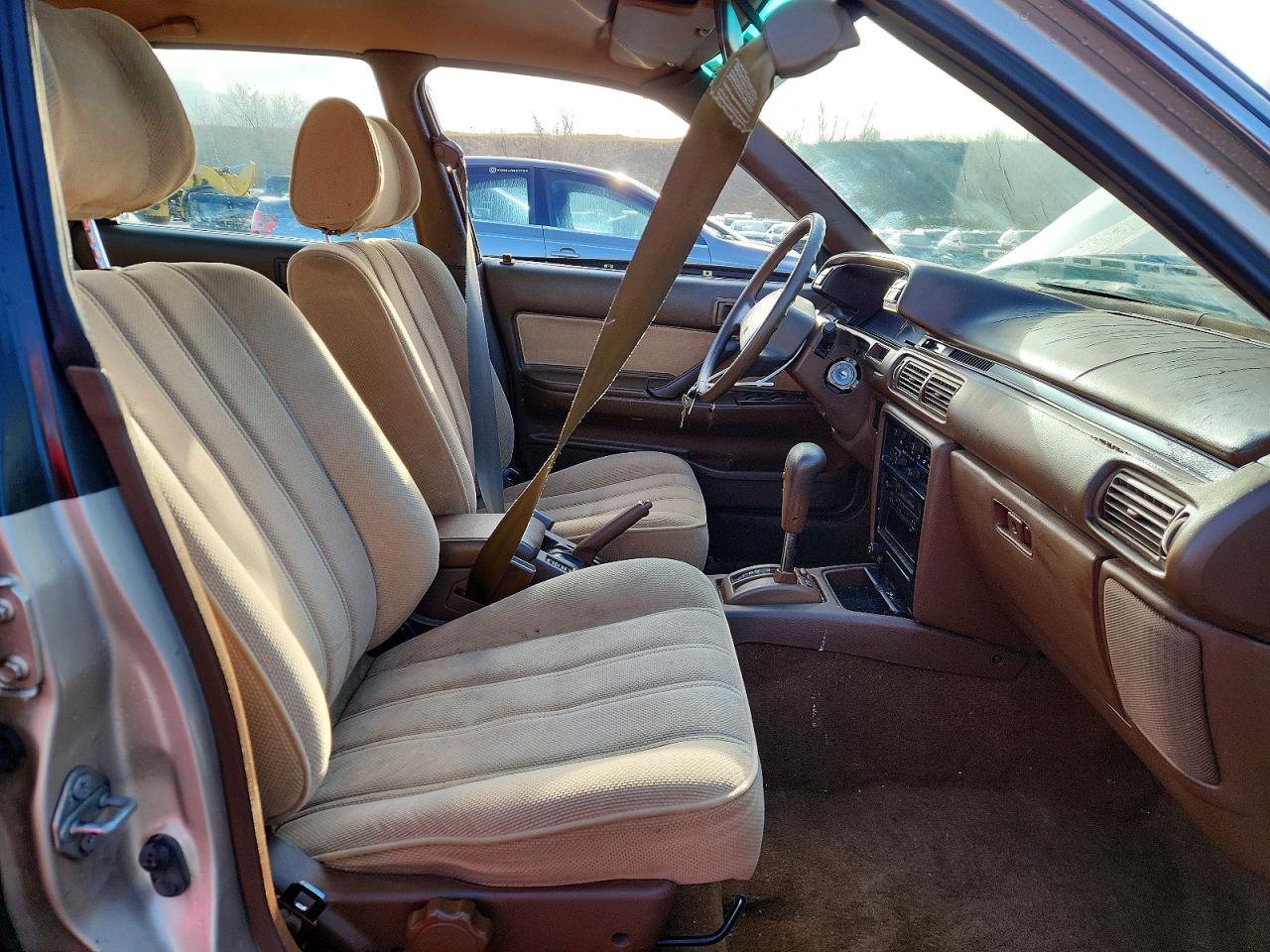 1991 Toyota Camry Deluxe Tan vin: 4T1VV21E1MU062904