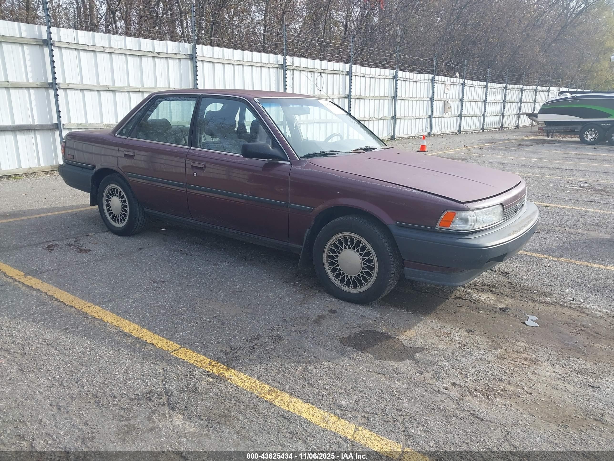 1990 Toyota Camry Dlx Maroon vin: 4T1VV21EXLU028720
