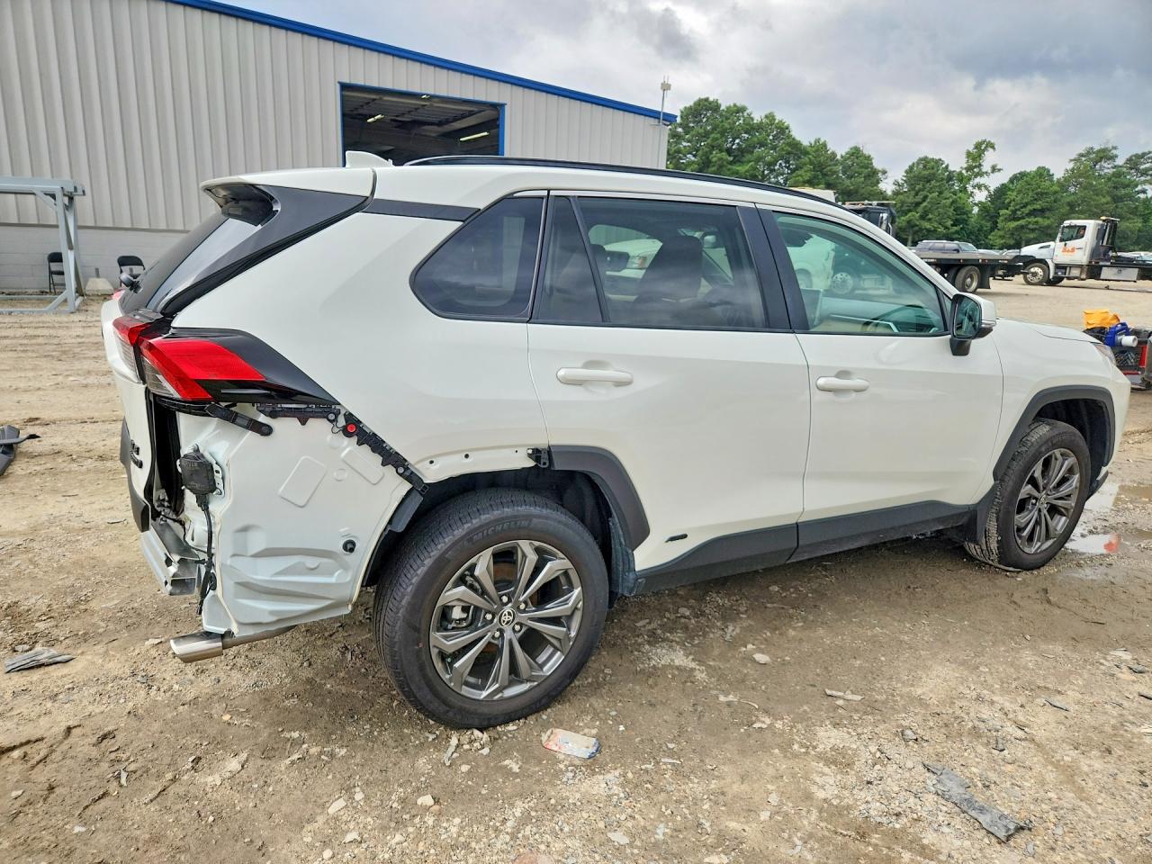 2022 Toyota Rav4 Xle Premium White vin: 4T3B6RFV2NU087952