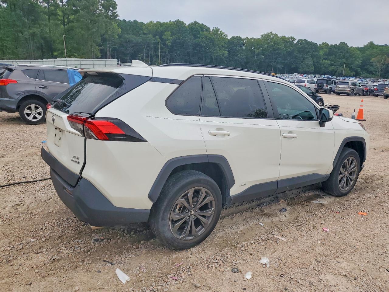 2022 Toyota Rav4 Xle Premium White vin: 4T3B6RFV8NU092718