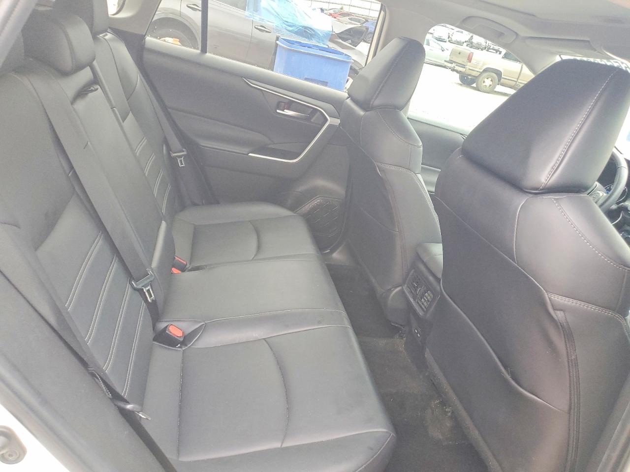 2022 Toyota Rav4 Xle Premium White vin: 4T3B6RFV8NU092718