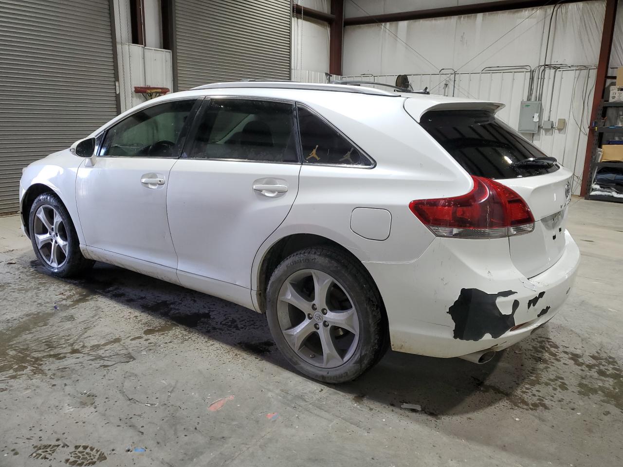 2013 Toyota Venza Le White vin: 4T3BK3BB3DU087932 Damage: Rear Bumper, Peeling, 1 To 2 Inches