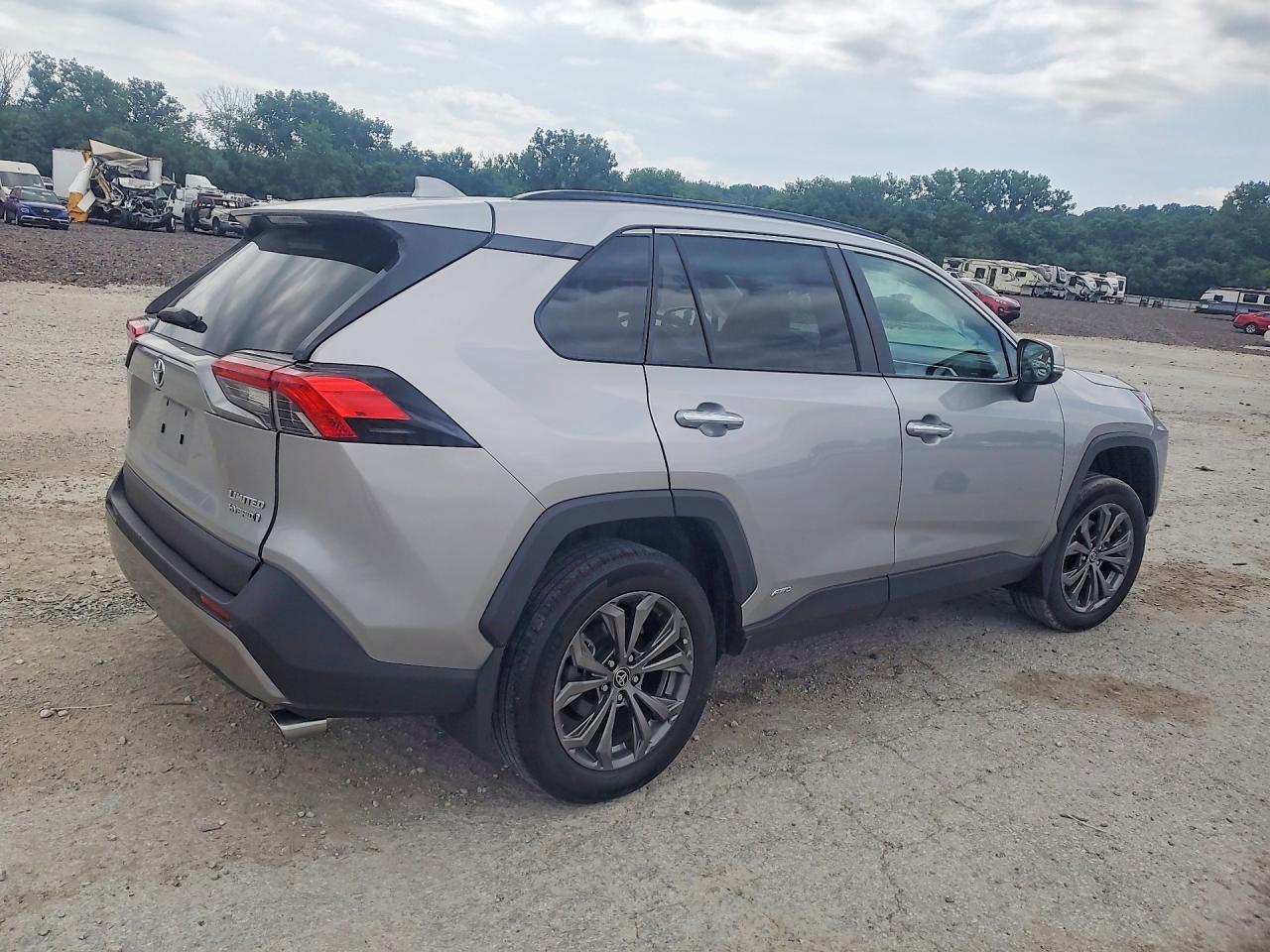 2022 Toyota Rav4 Limited Silver vin: 4T3D6RFV1NU076501