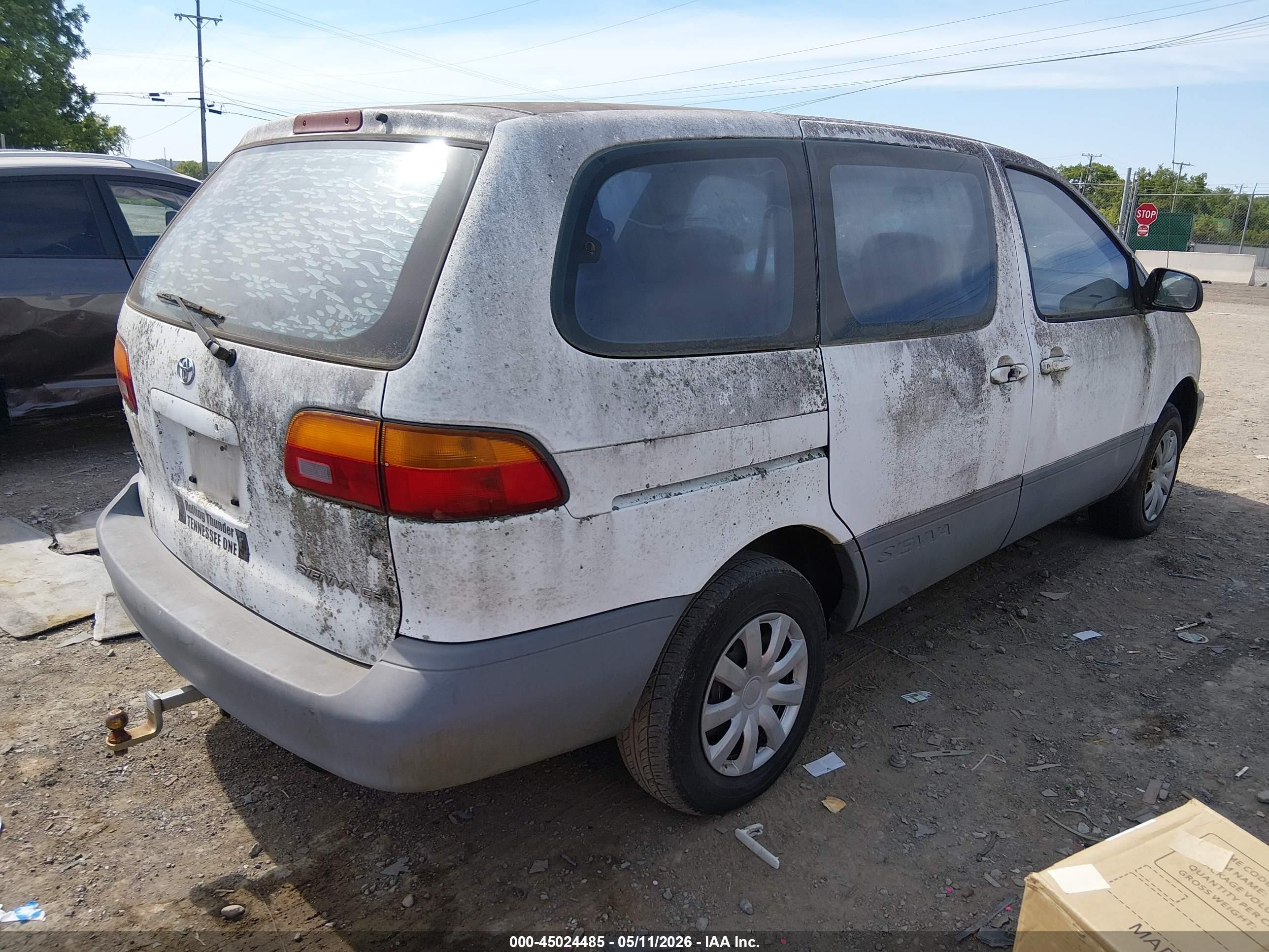 1998 Toyota Sienna Ce White vin: 4T3GF19C2WU055179