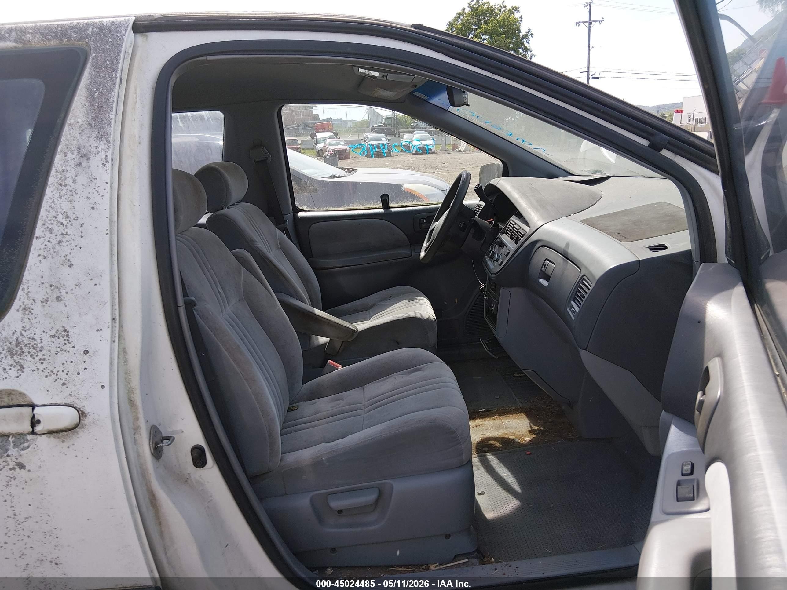1998 Toyota Sienna Ce White vin: 4T3GF19C2WU055179