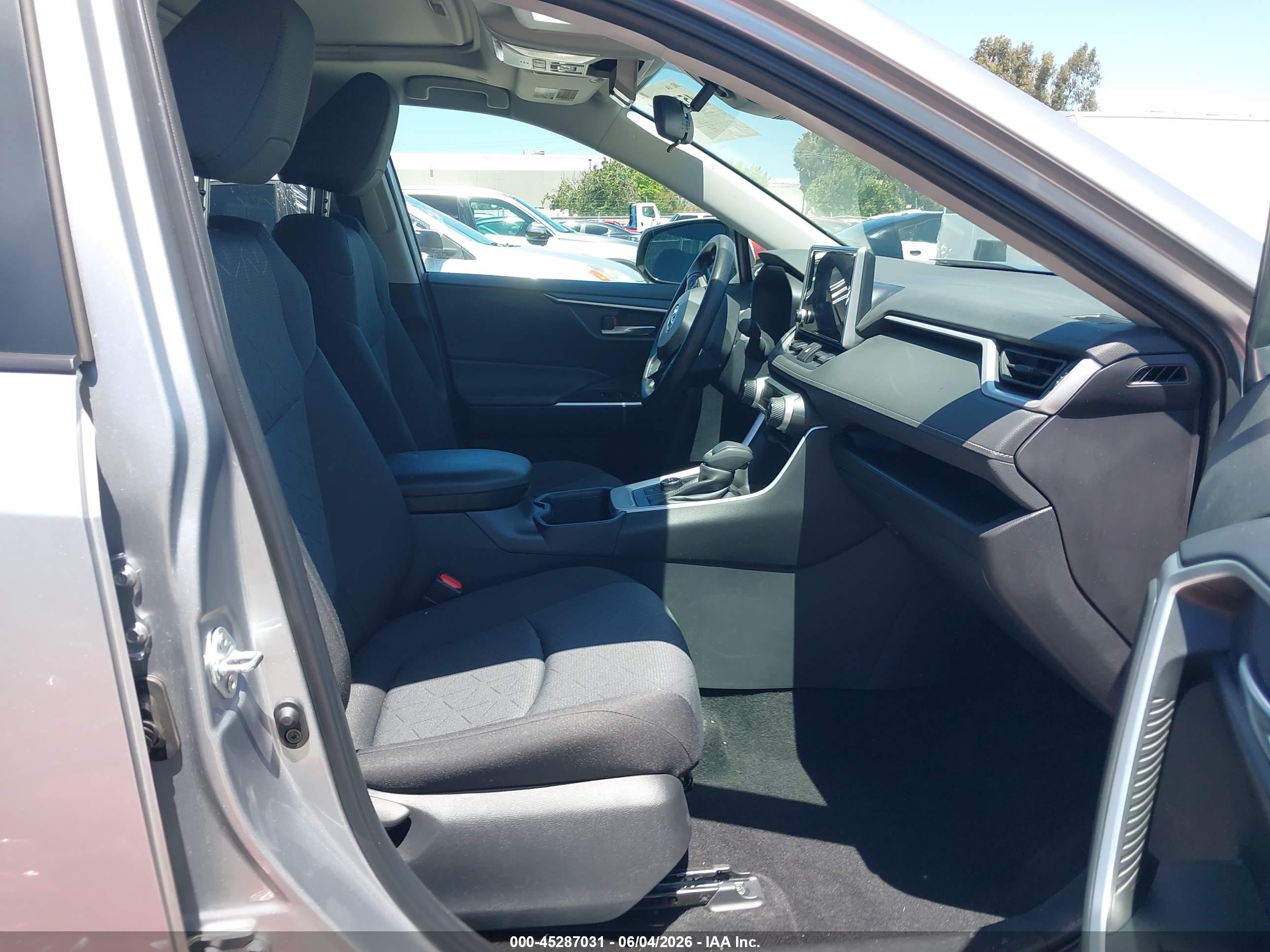 2025 Toyota Rav4 Hybrid Xle Серебряный vin: 4T3RWRFVXSU204431