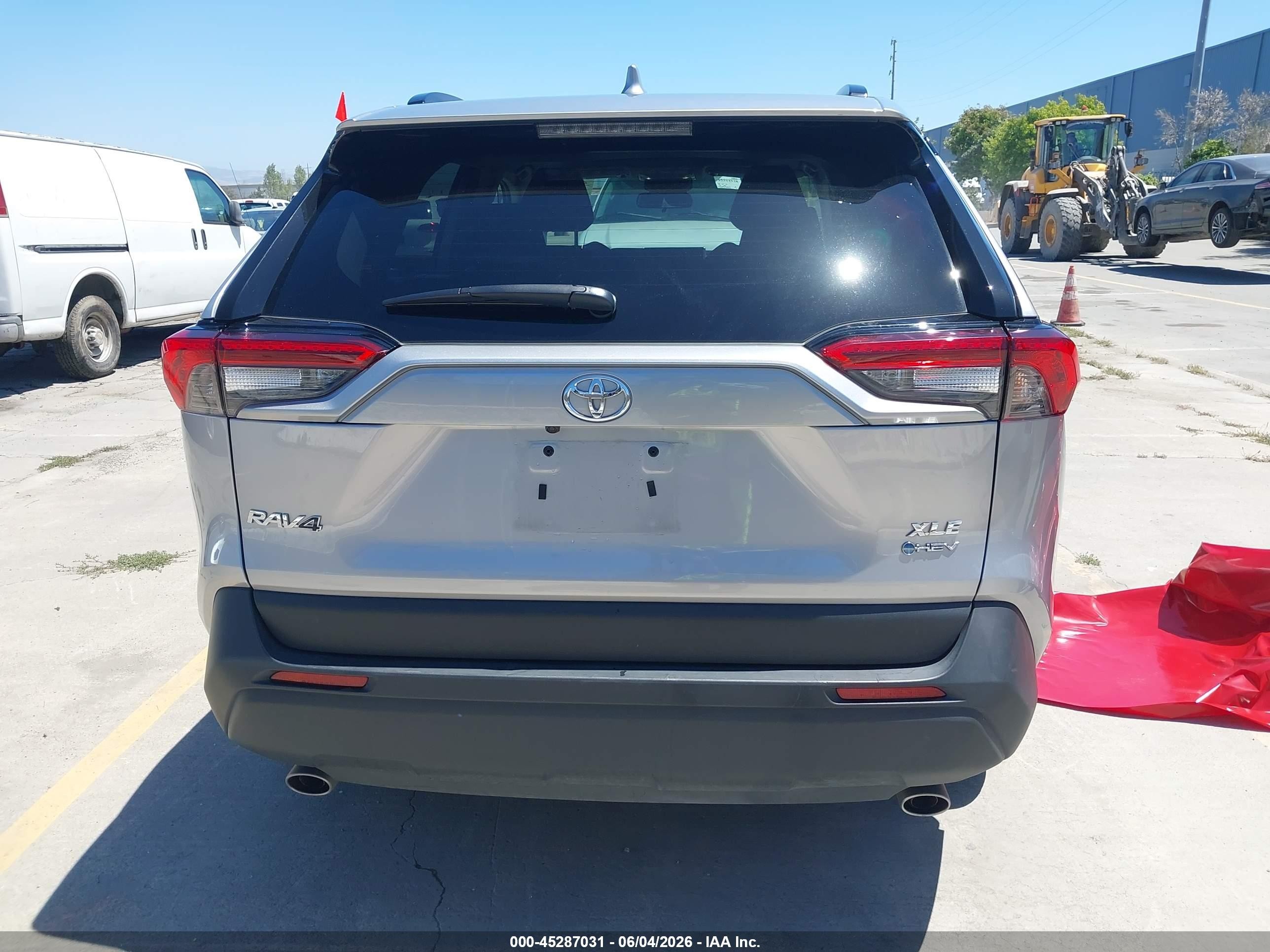 2025 Toyota Rav4 Hybrid Xle Серебряный vin: 4T3RWRFVXSU204431