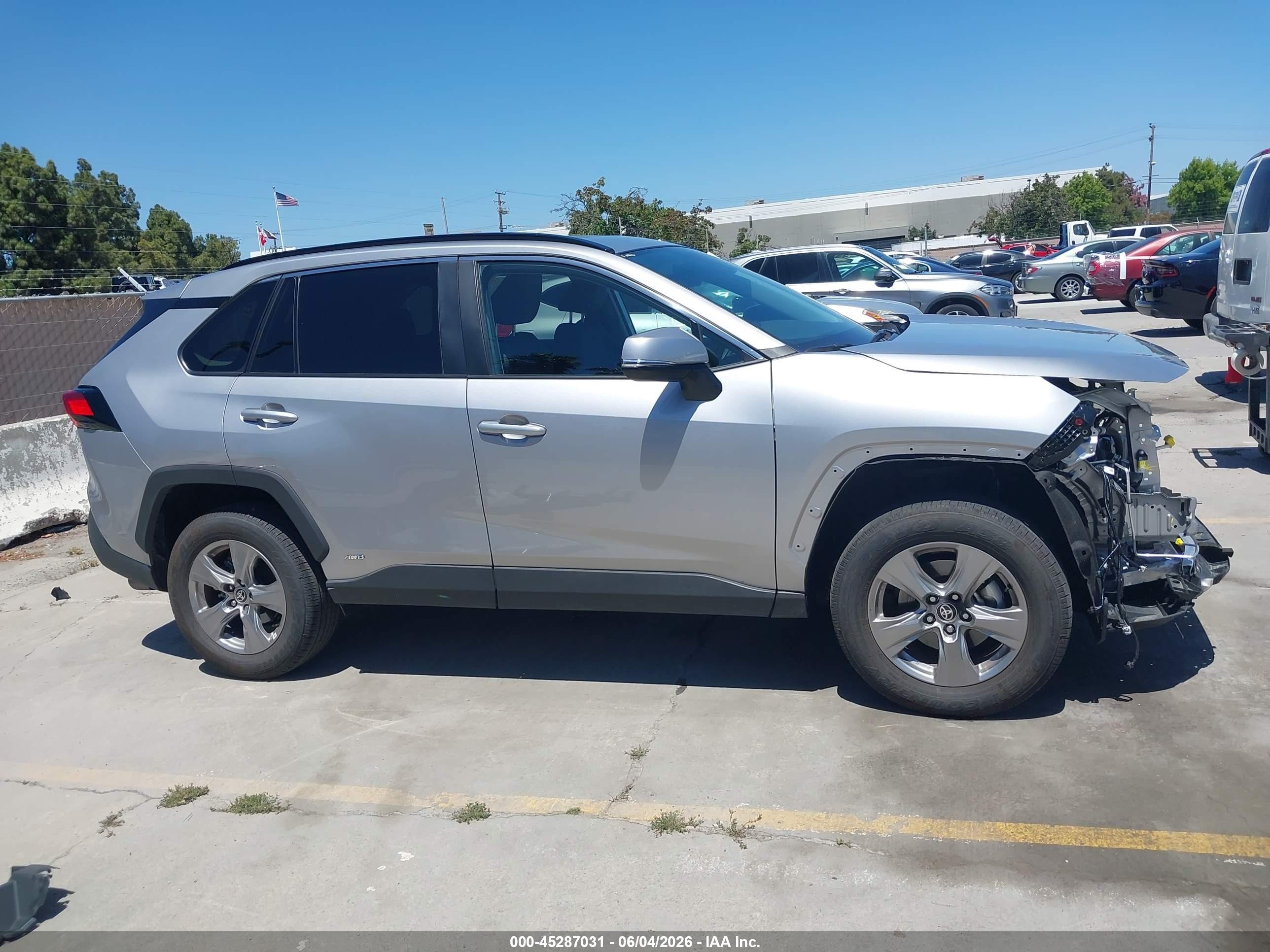 2025 Toyota Rav4 Hybrid Xle Серебряный vin: 4T3RWRFVXSU204431