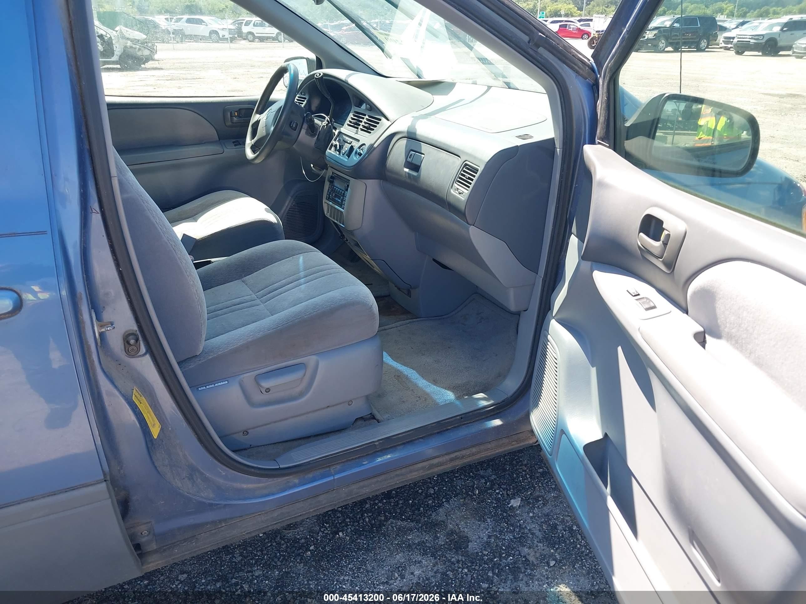 2003 Toyota Sienna   Light Blue vin: 4T3VF19C13U549117