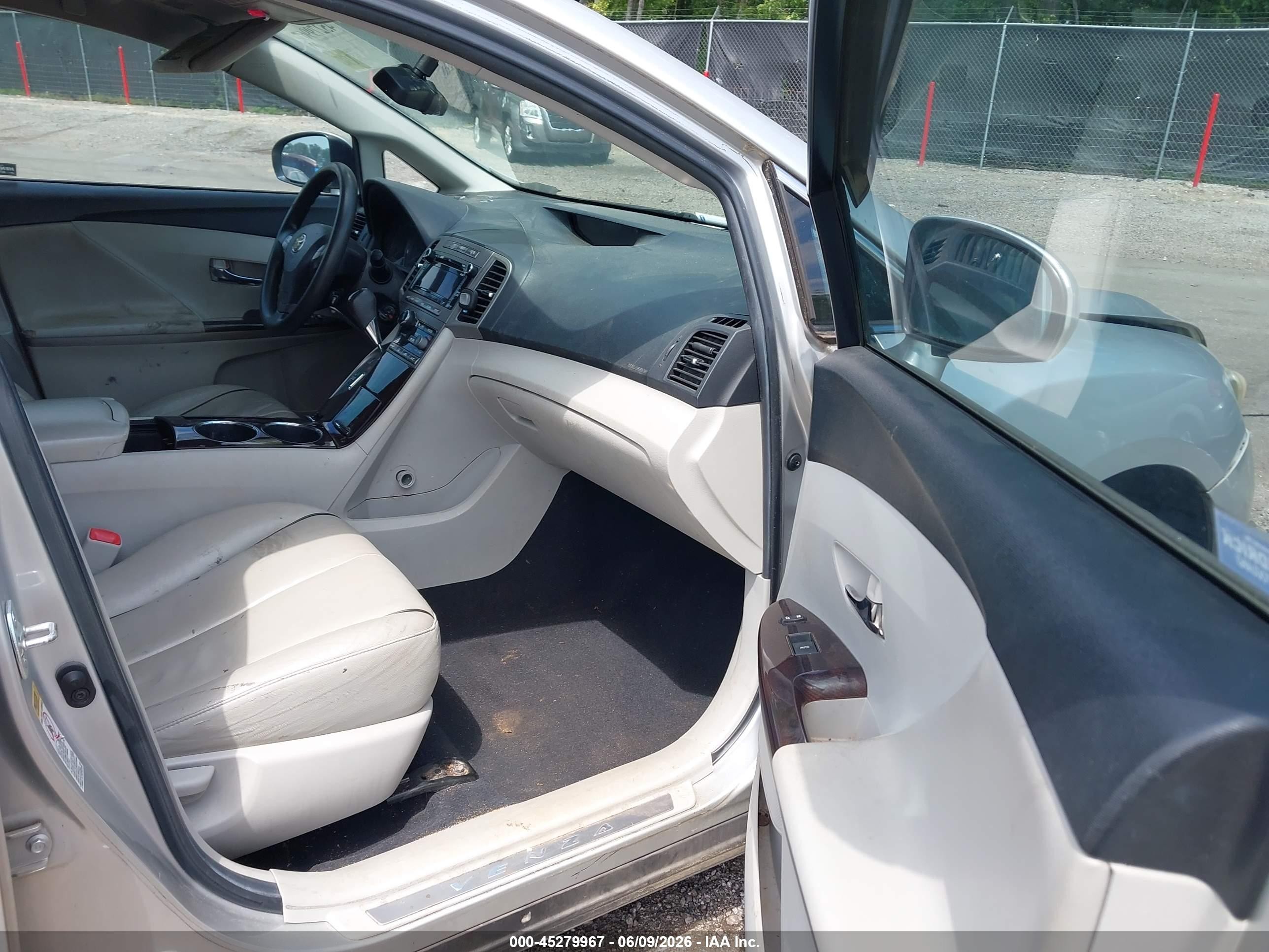 2010 Toyota Venza   Серебряный vin: 4T3ZA3BB4AU038039